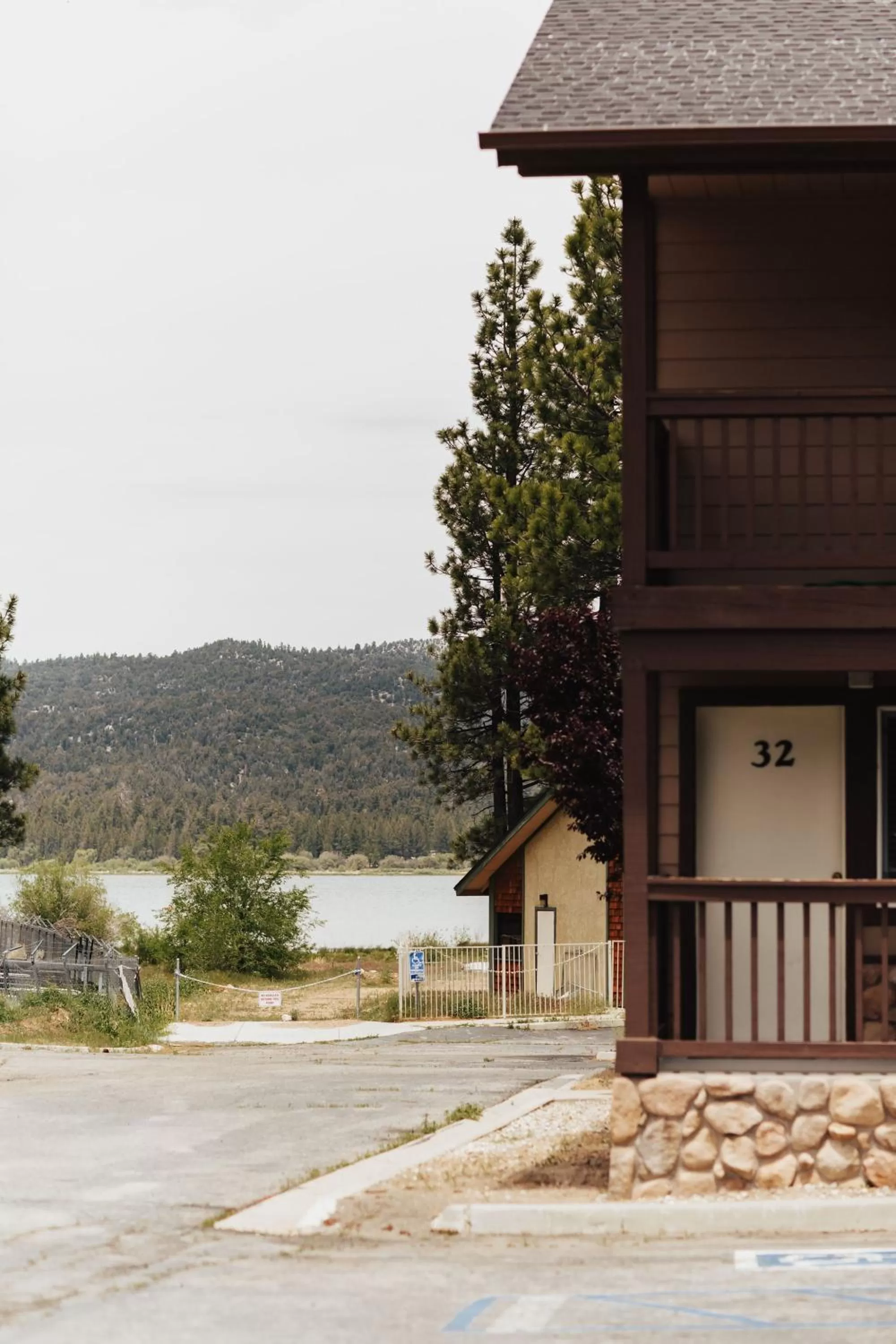 Vintage Lakeside Inn