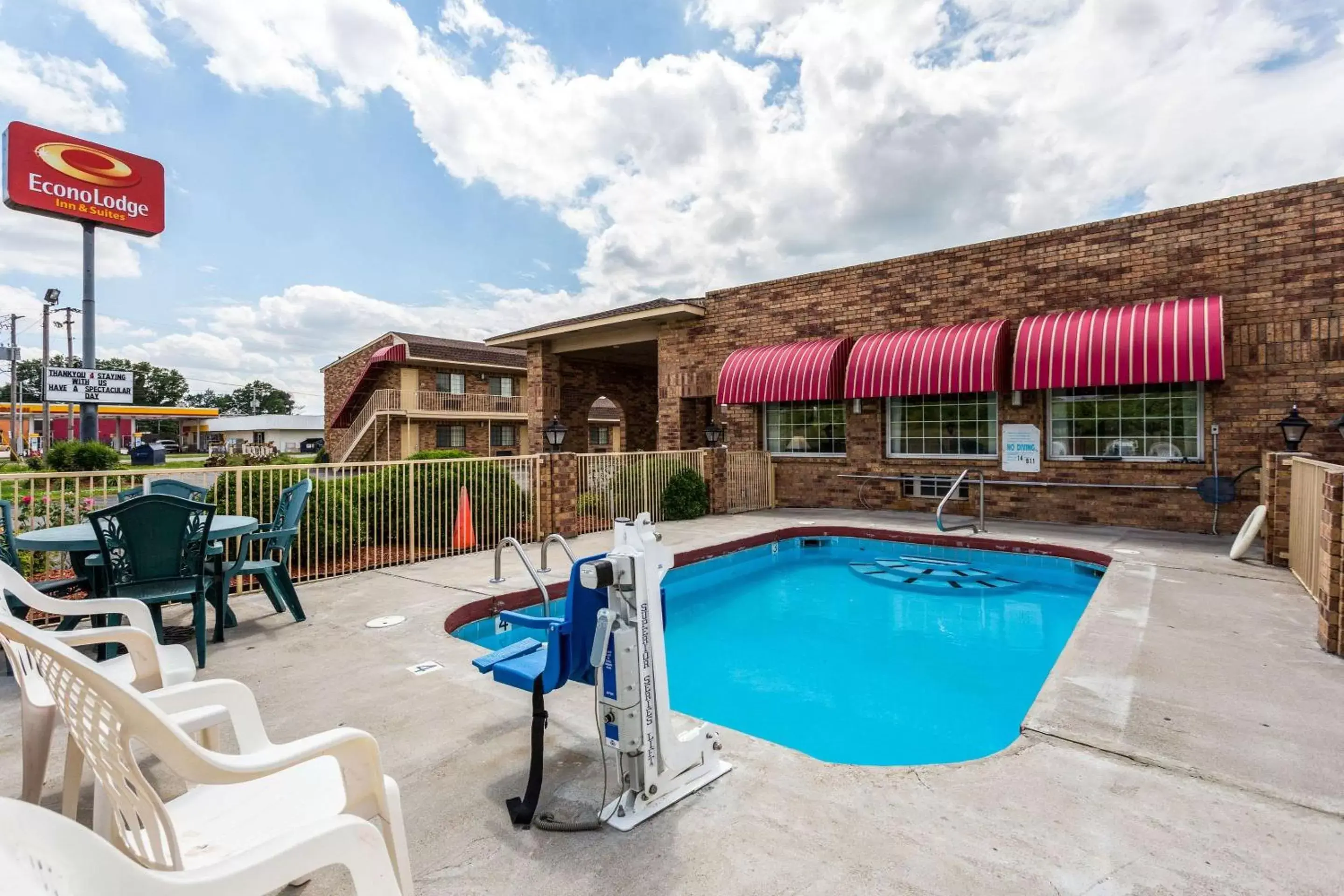 On site, Swimming Pool in Econo Lodge & Suites Brinkley