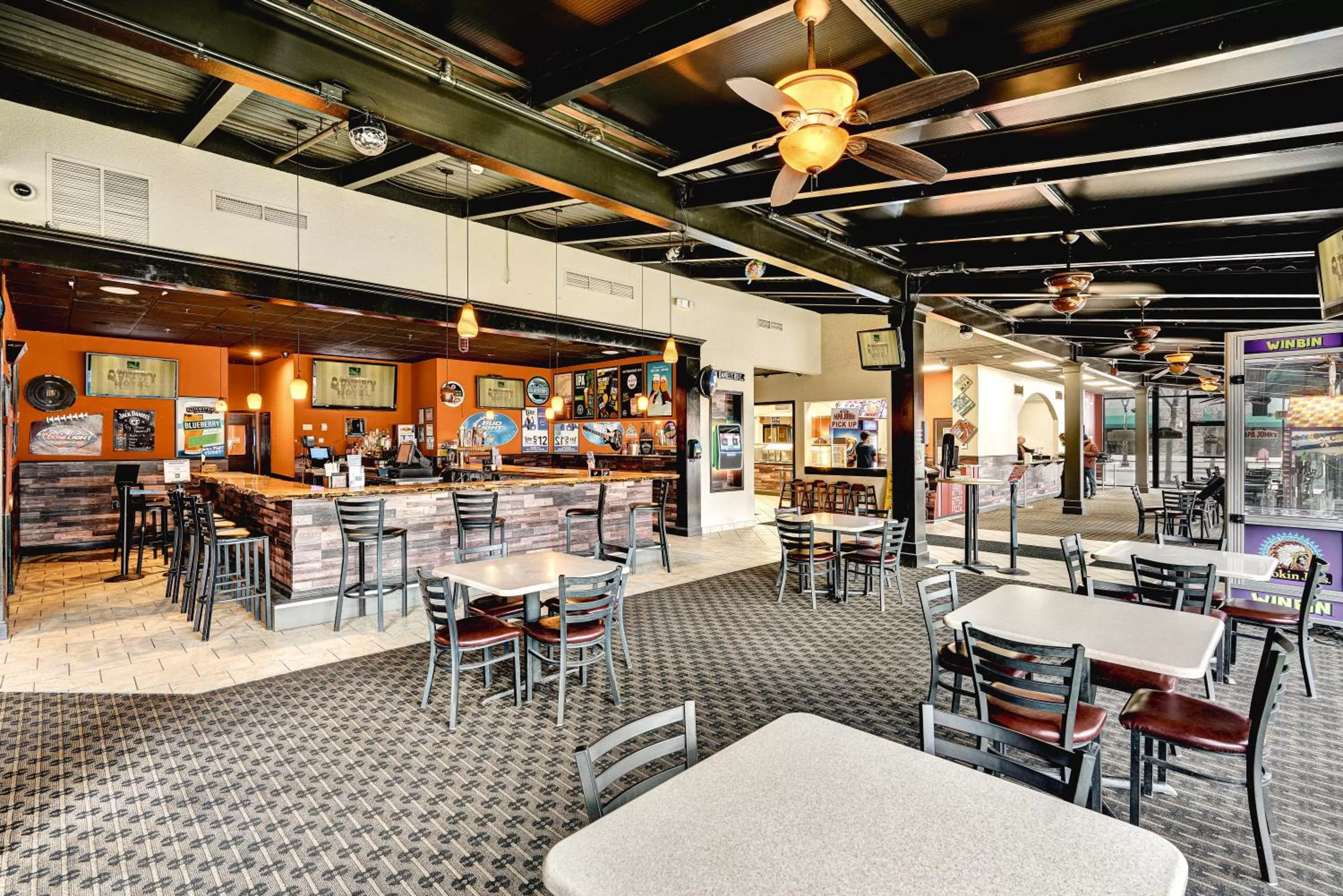 Lounge or bar in Quality Hotel & Suites At The Falls