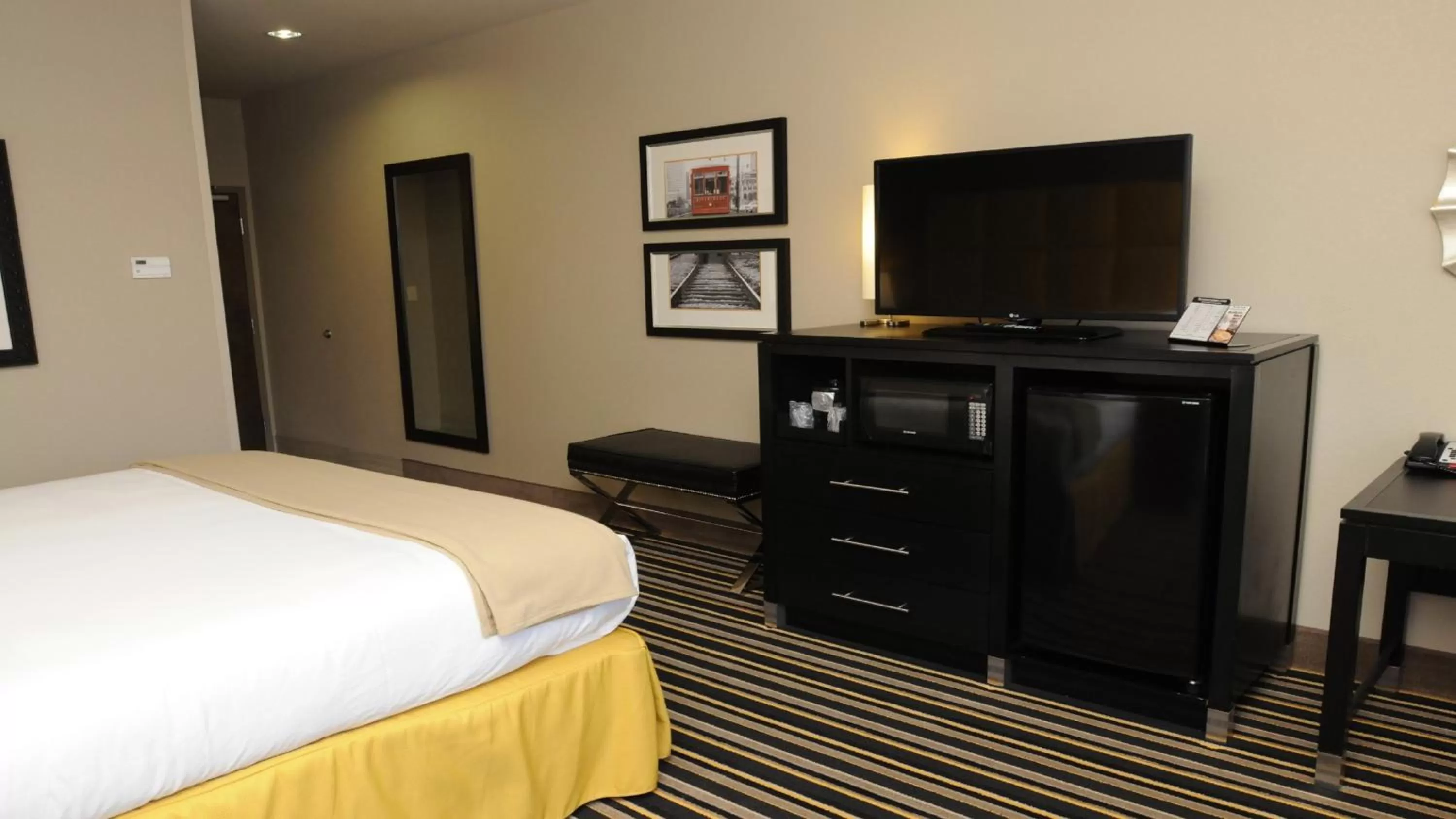 Photo of the whole room, Bed in Holiday Inn Express Covington-Madisonville by IHG