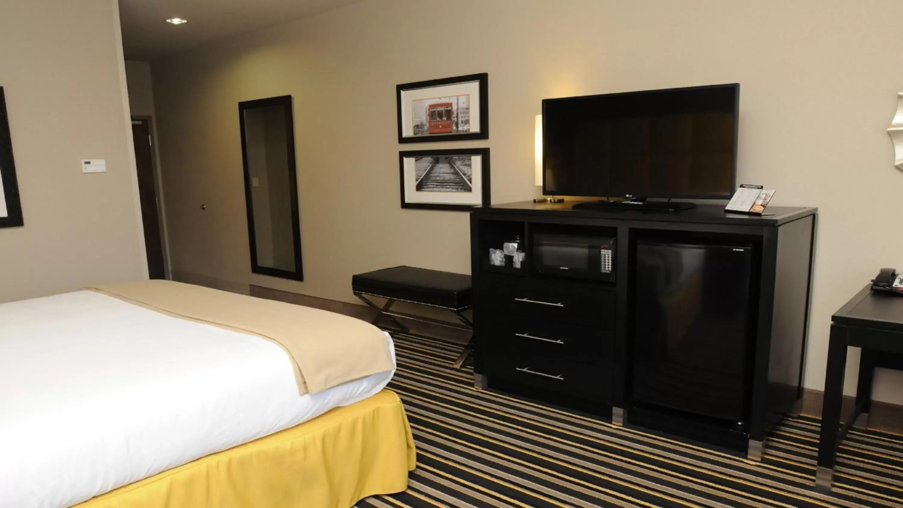 Photo of the whole room, TV/Entertainment Center in Holiday Inn Express Covington-Madisonville, an IHG Hotel