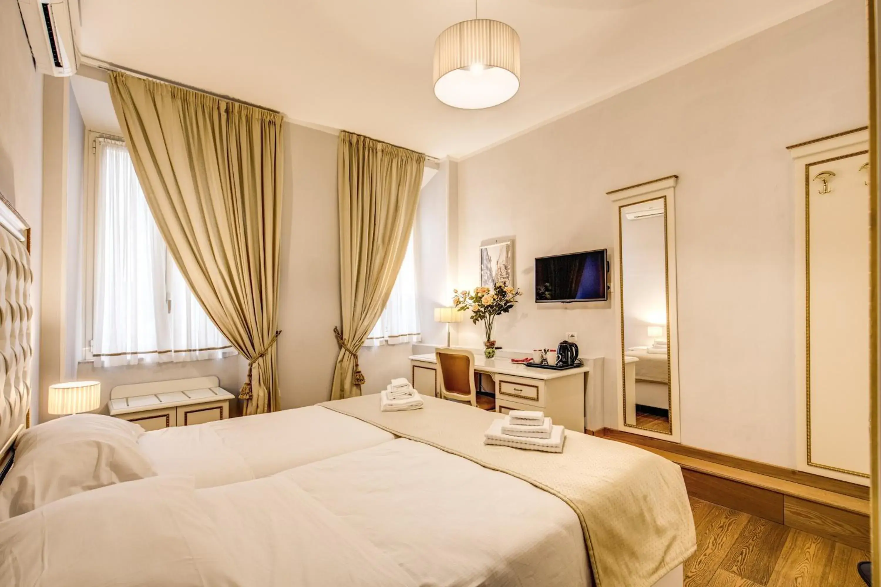 TV and multimedia, Bed in Gravina Suite Frattina