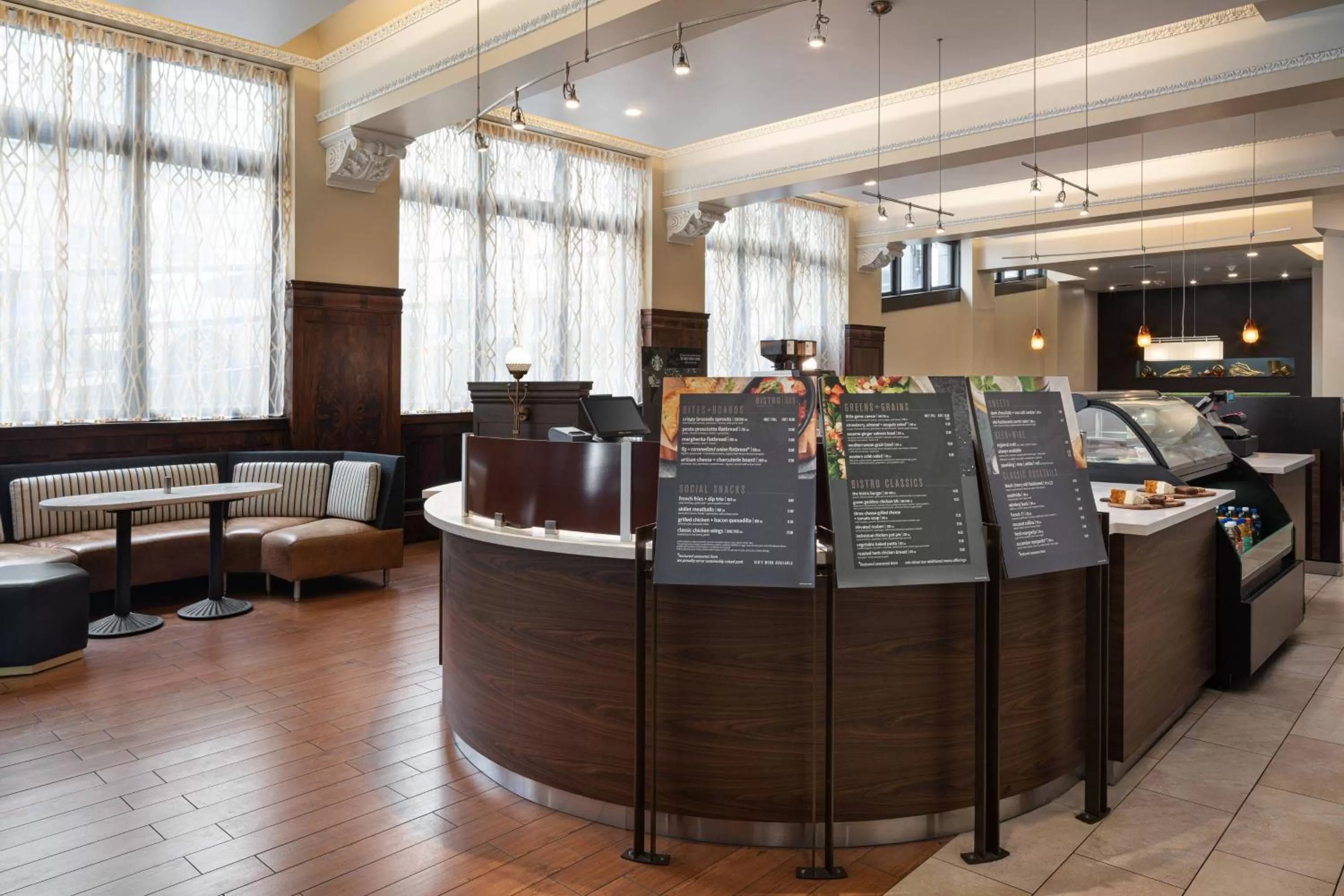 Breakfast in Courtyard Seattle Downtown / Pioneer Square