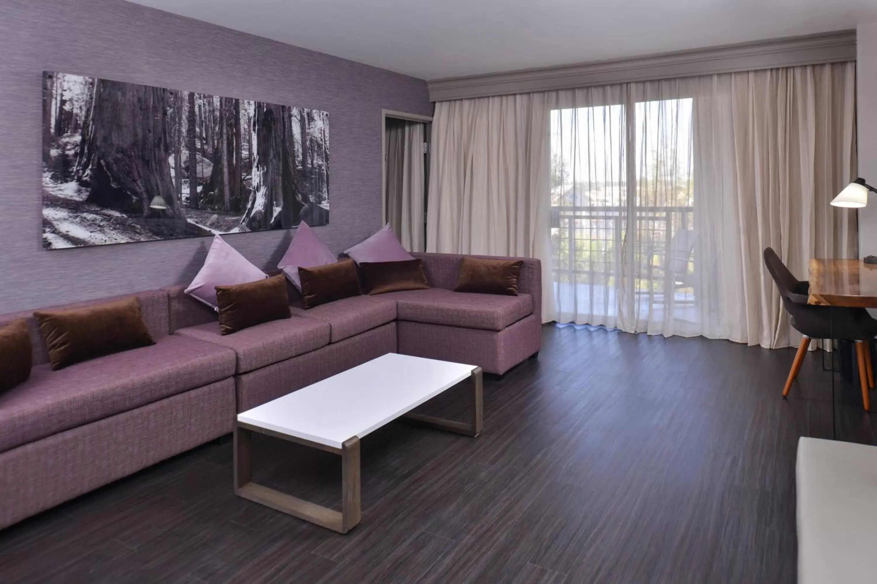 Living room, Seating Area in Visalia Marriott at the Convention Center