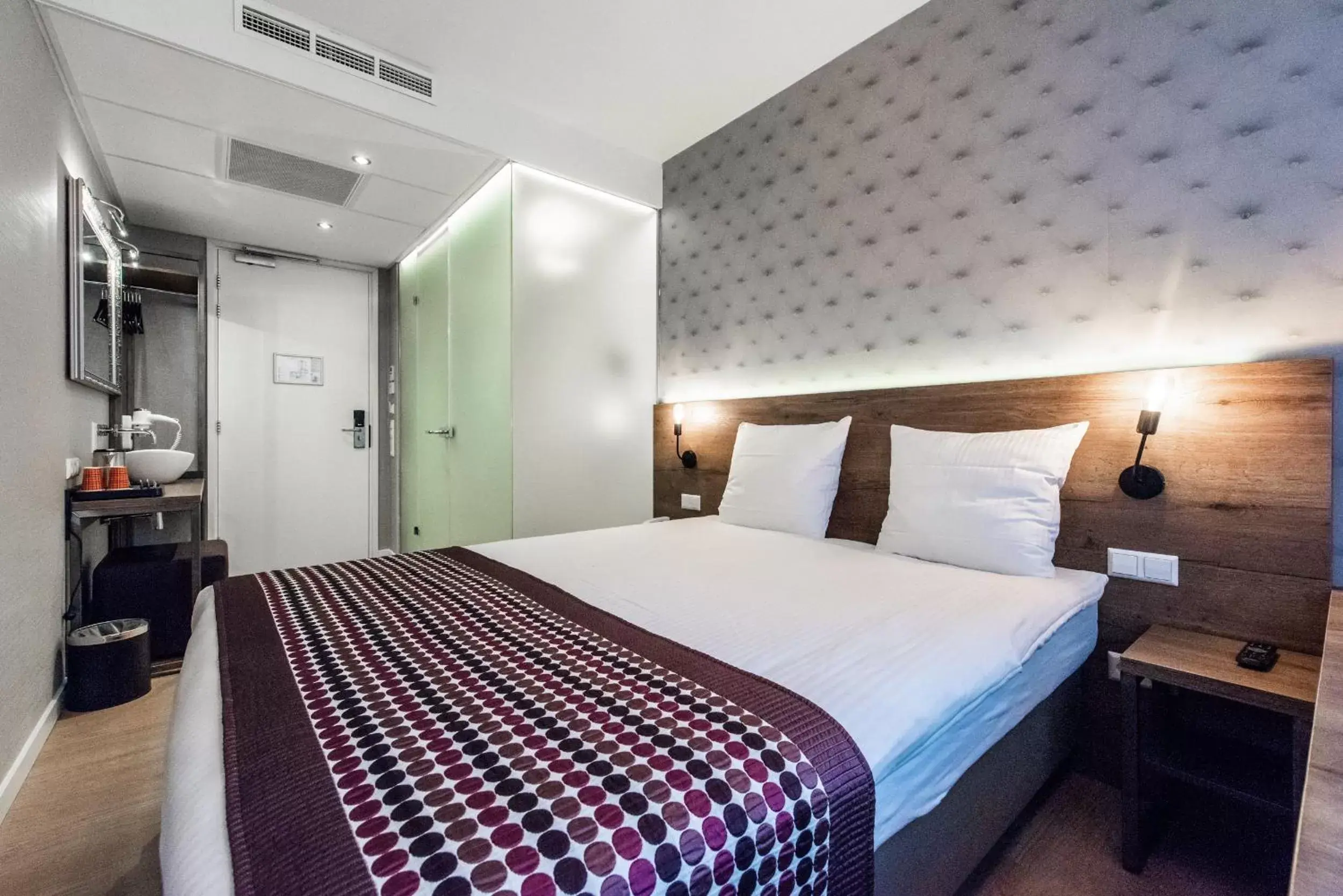 Bedroom, Bed in Melrose Hotel