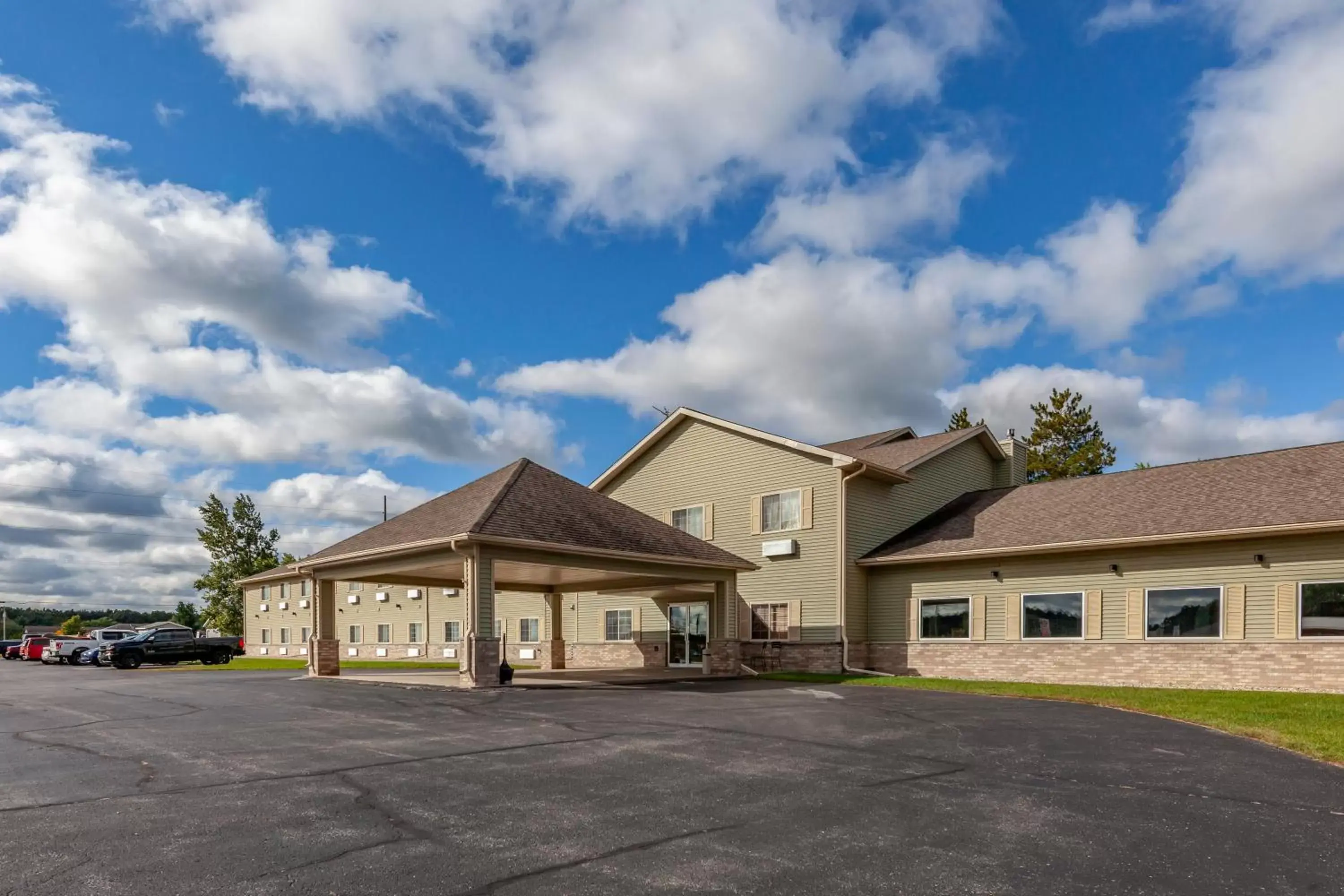 Property building in Quality Inn Redgranite Property building in Quality Inn Redgranite