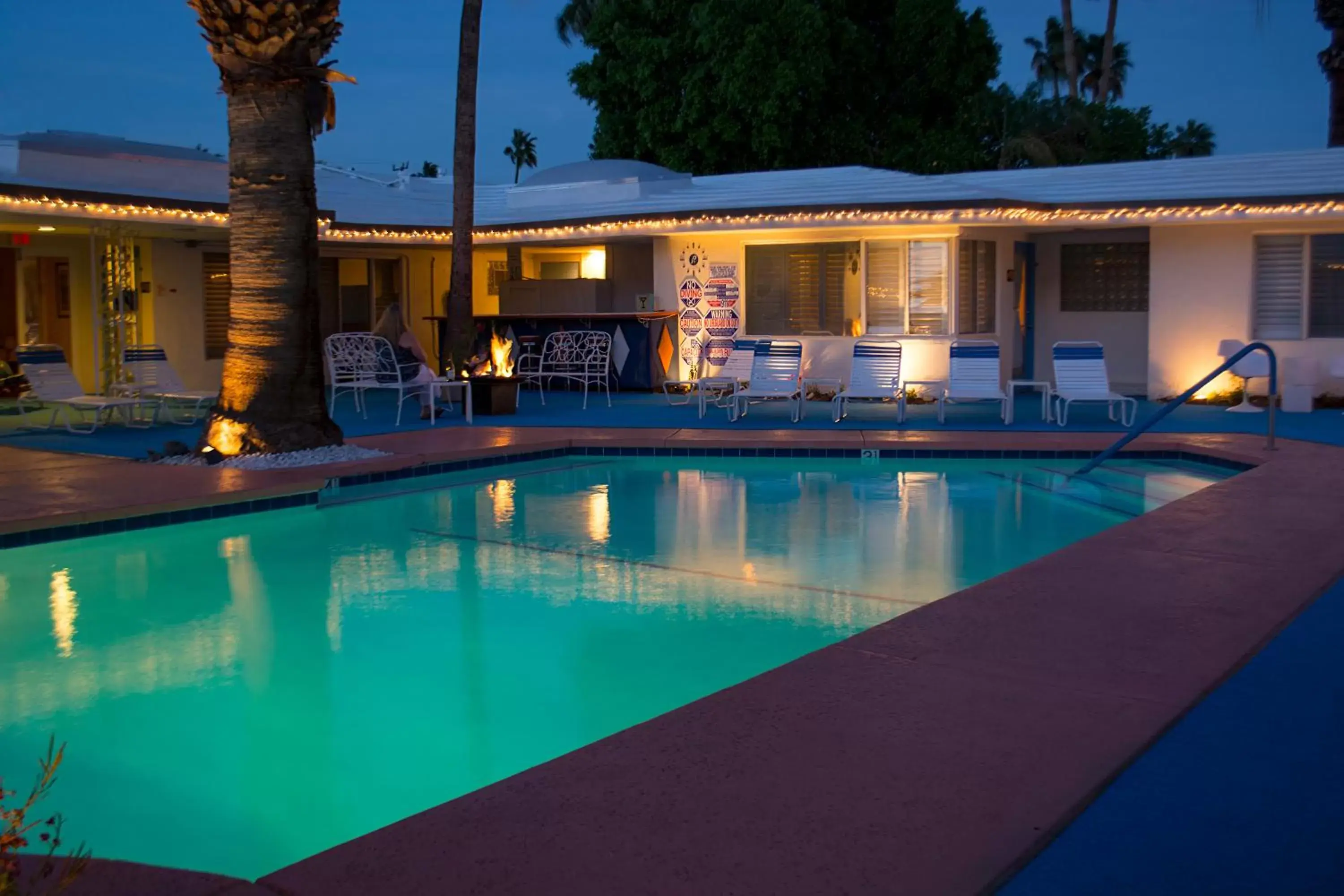 Property building, Swimming Pool in Palm Springs Rendezvous