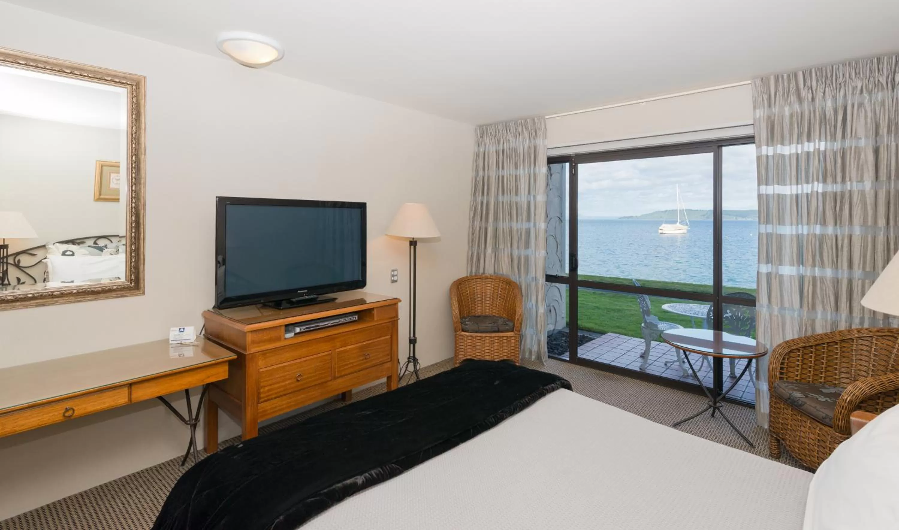 TV and multimedia, Bed in Millennium Hotel & Resort Manuels Taupo
