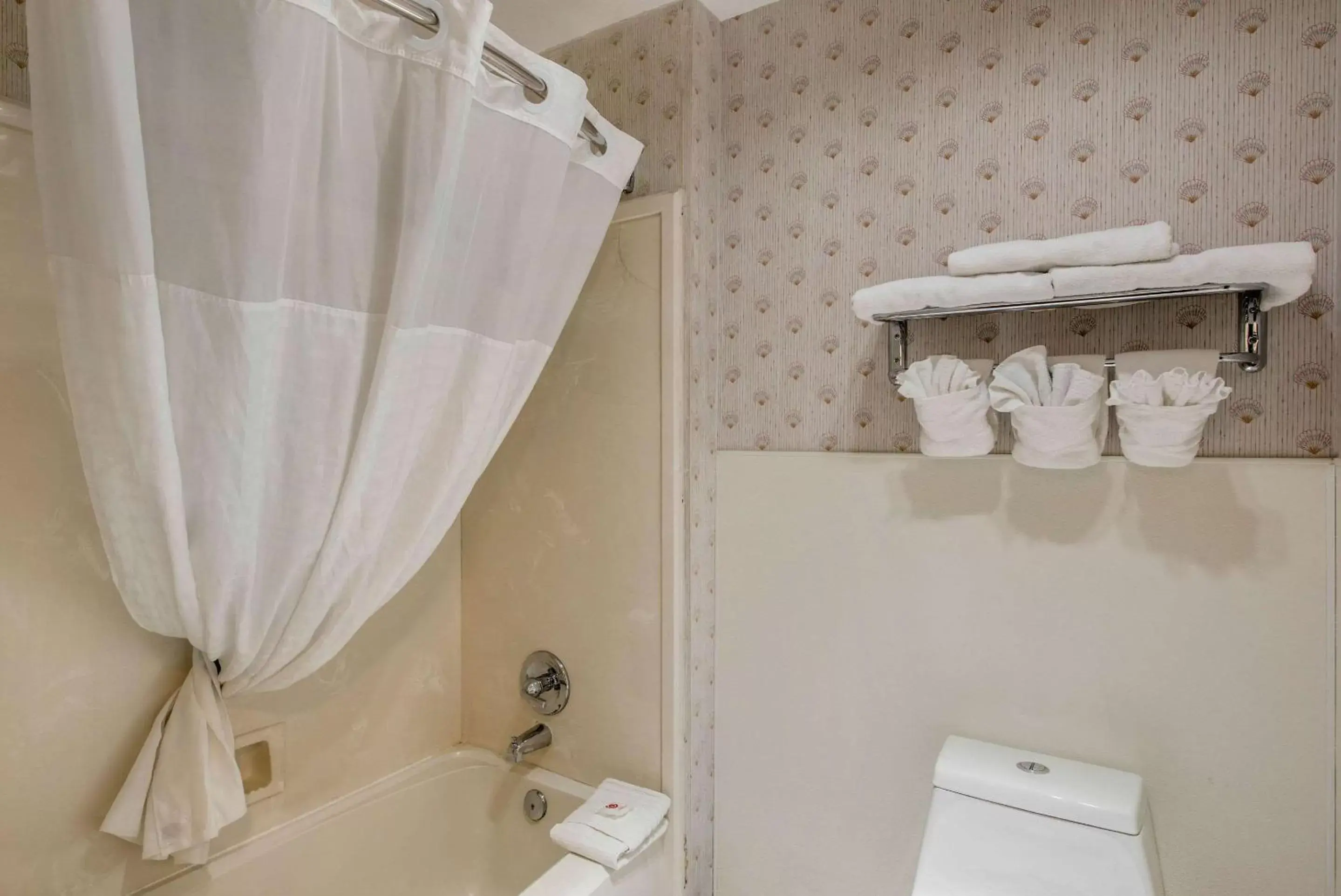 Photo of the whole room, Bathroom in Comfort Inn Mount Shasta Area