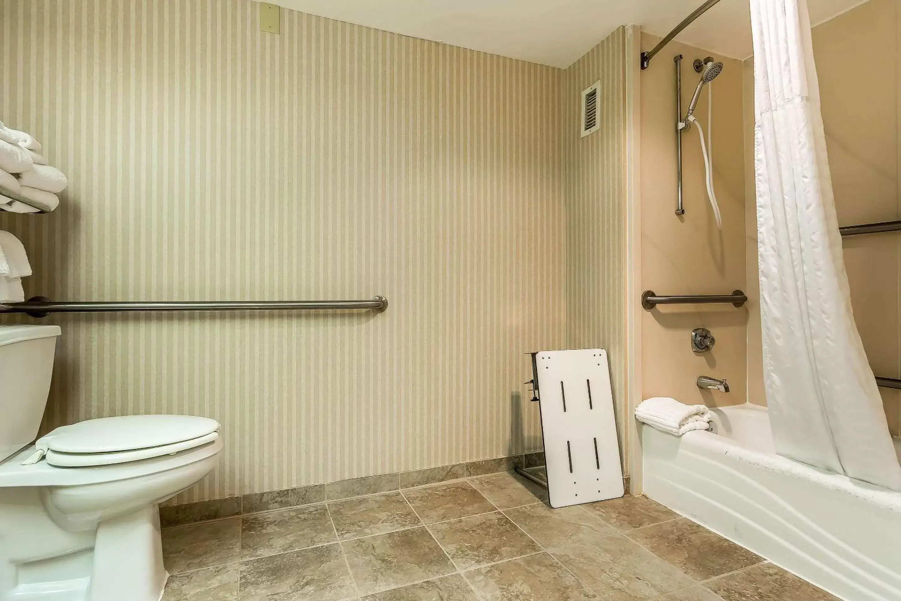 Bedroom, Bathroom in Quality Inn Summerville-Charleston