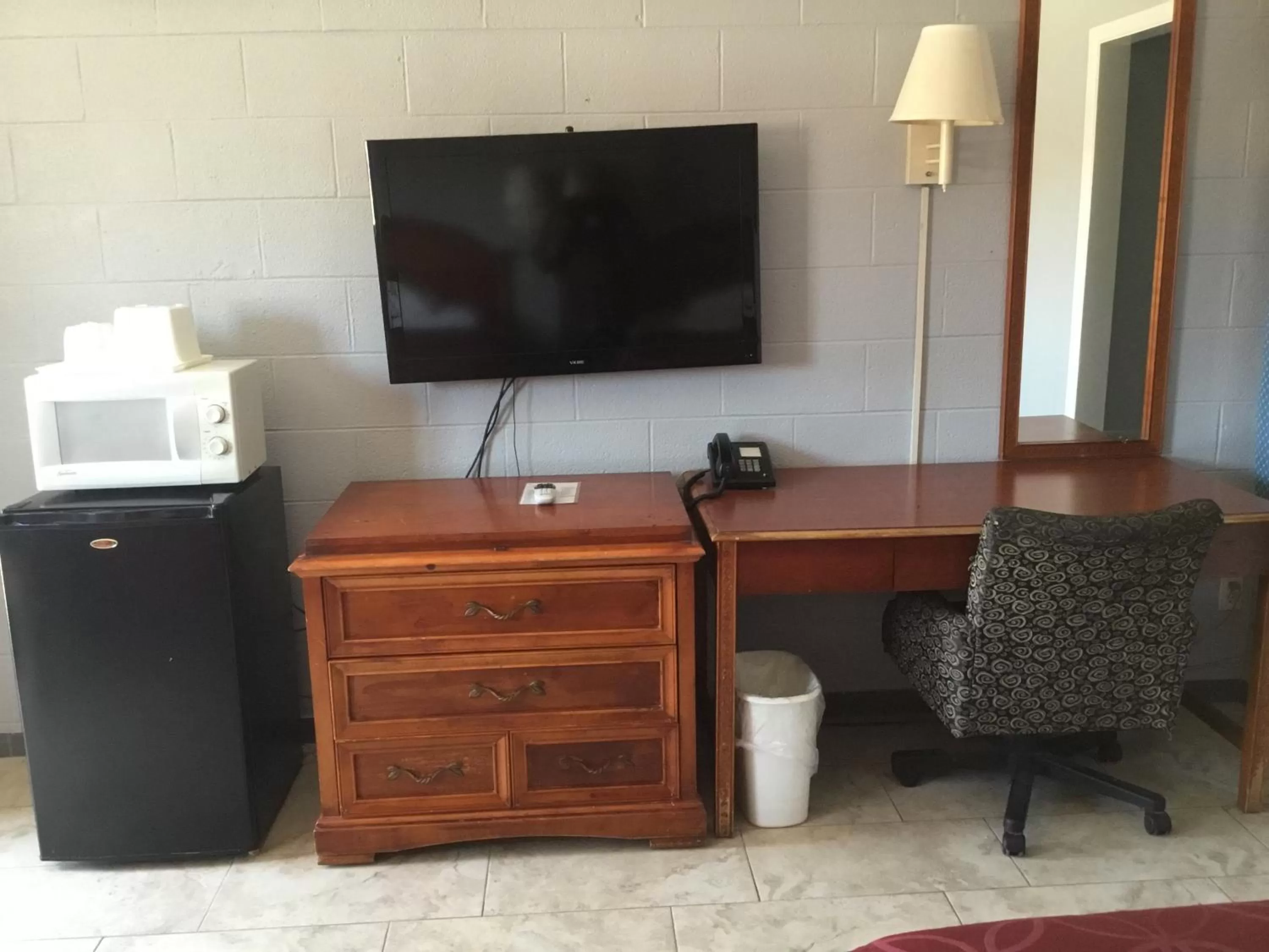 TV and multimedia in Budget Inn Plainview