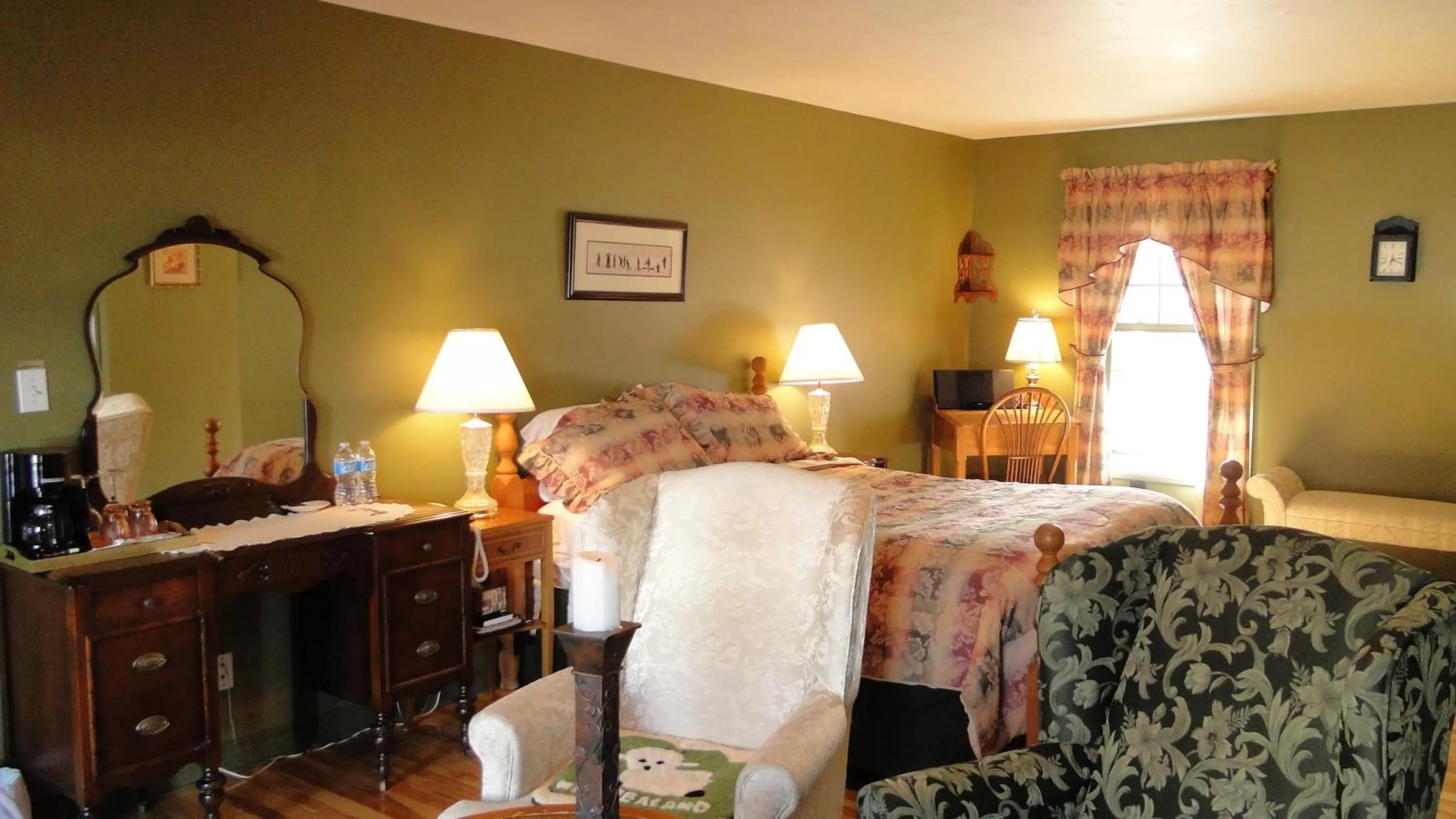 Bed in Auberge Wild Rose Inn