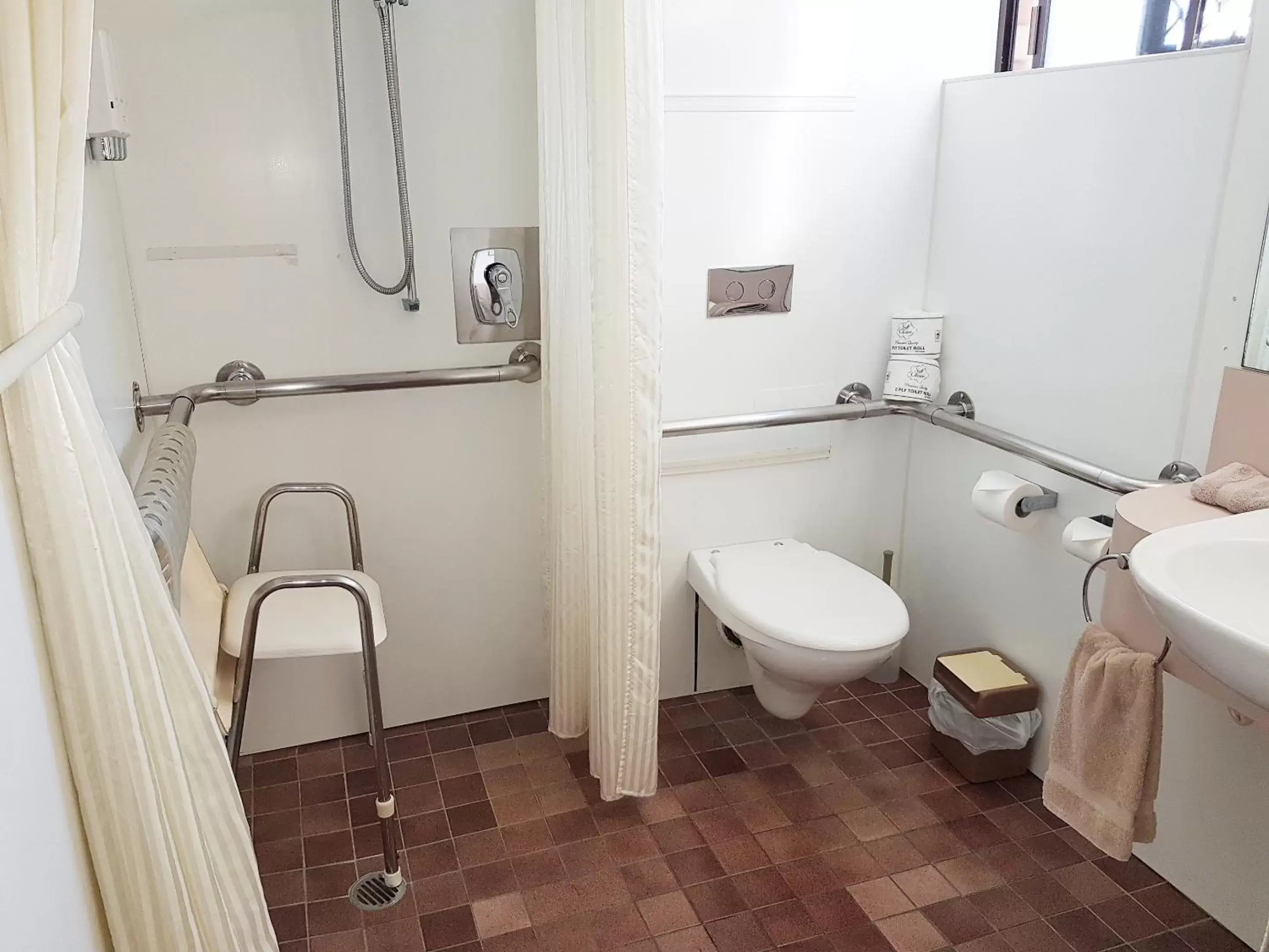 Shower, Bathroom in Miners Lodge Motor Inn