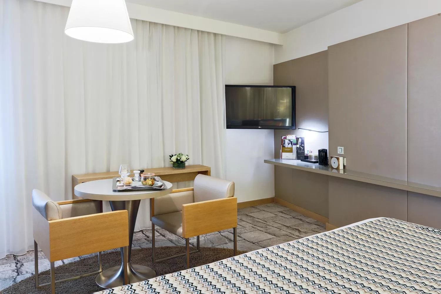 Photo of the whole room in Mercure Paris Vaugirard Porte De Versailles