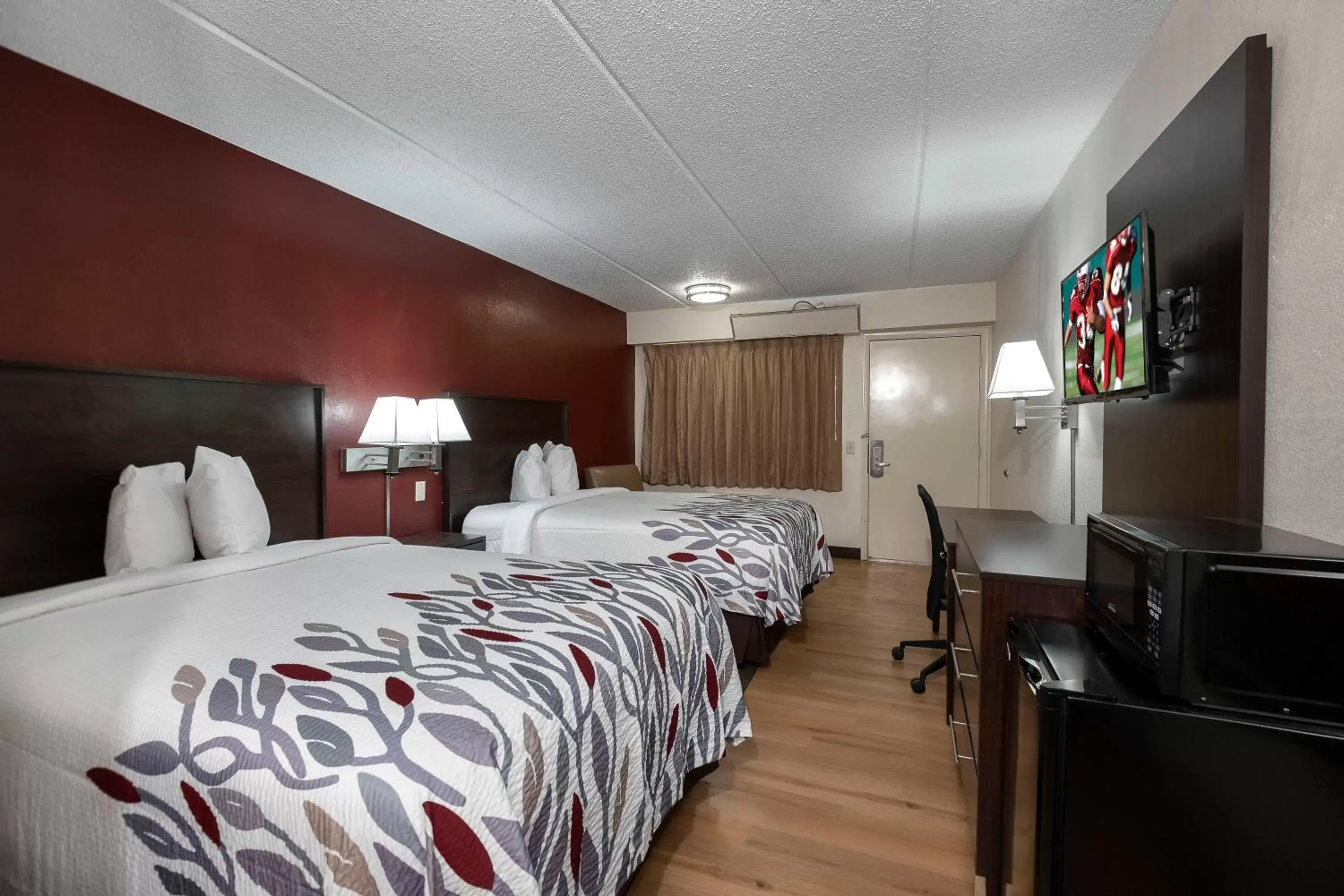 Photo of the whole room, Bed in Red Roof Inn Champaign - University