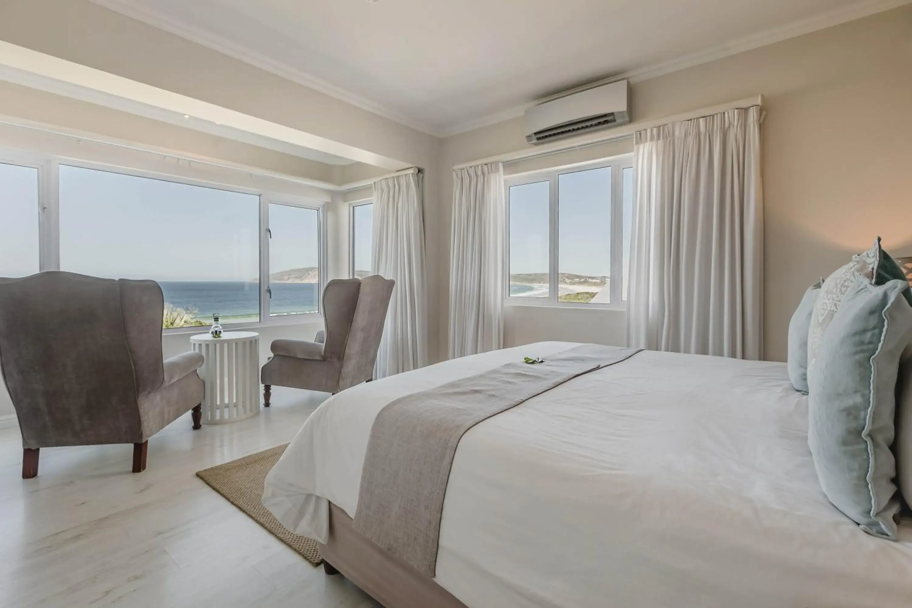 Bed in Robberg Beach Lodge - Lion Roars Hotels & Lodges