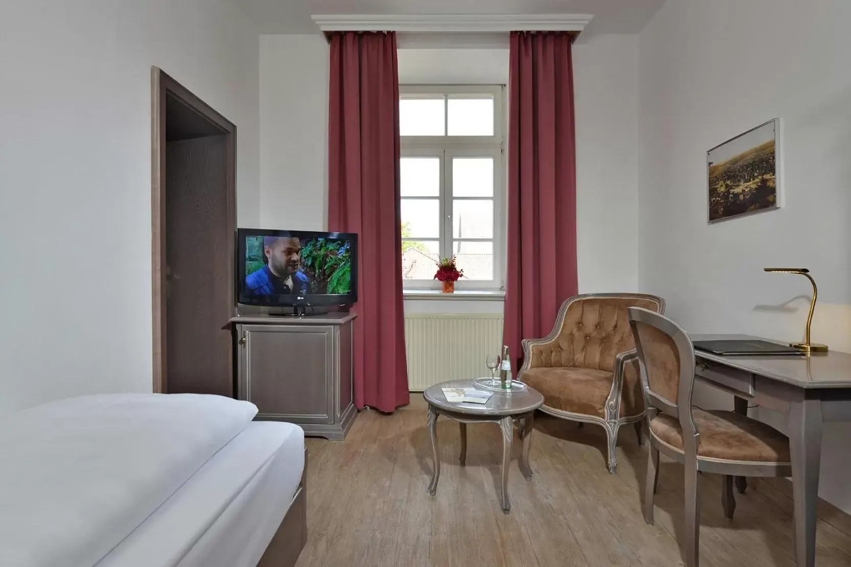 Photo of the whole room, Seating Area in Hotel Stadt Hameln