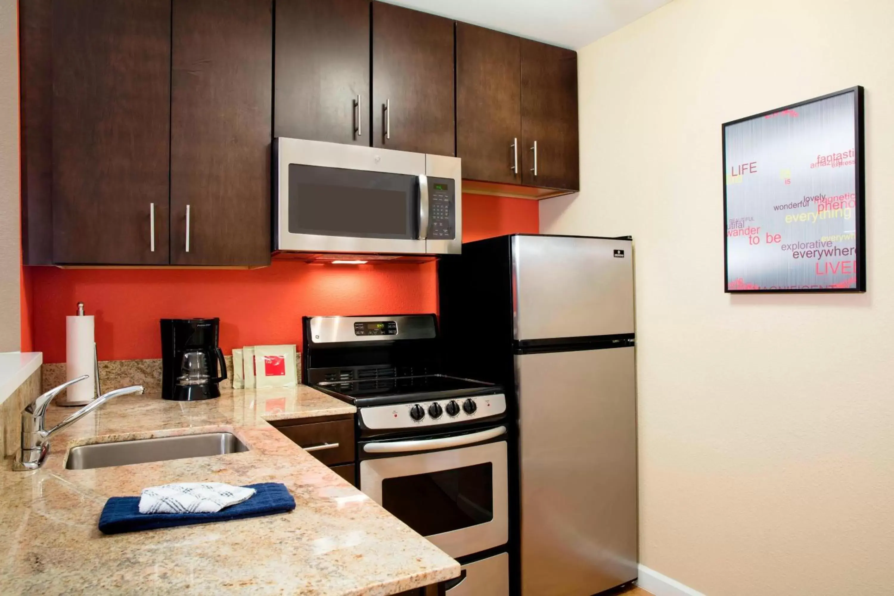 Bedroom, Kitchen/Kitchenette in TownePlace Suites Orlando at FLAMINGO CROSSINGS® Town Center/Western Entrance