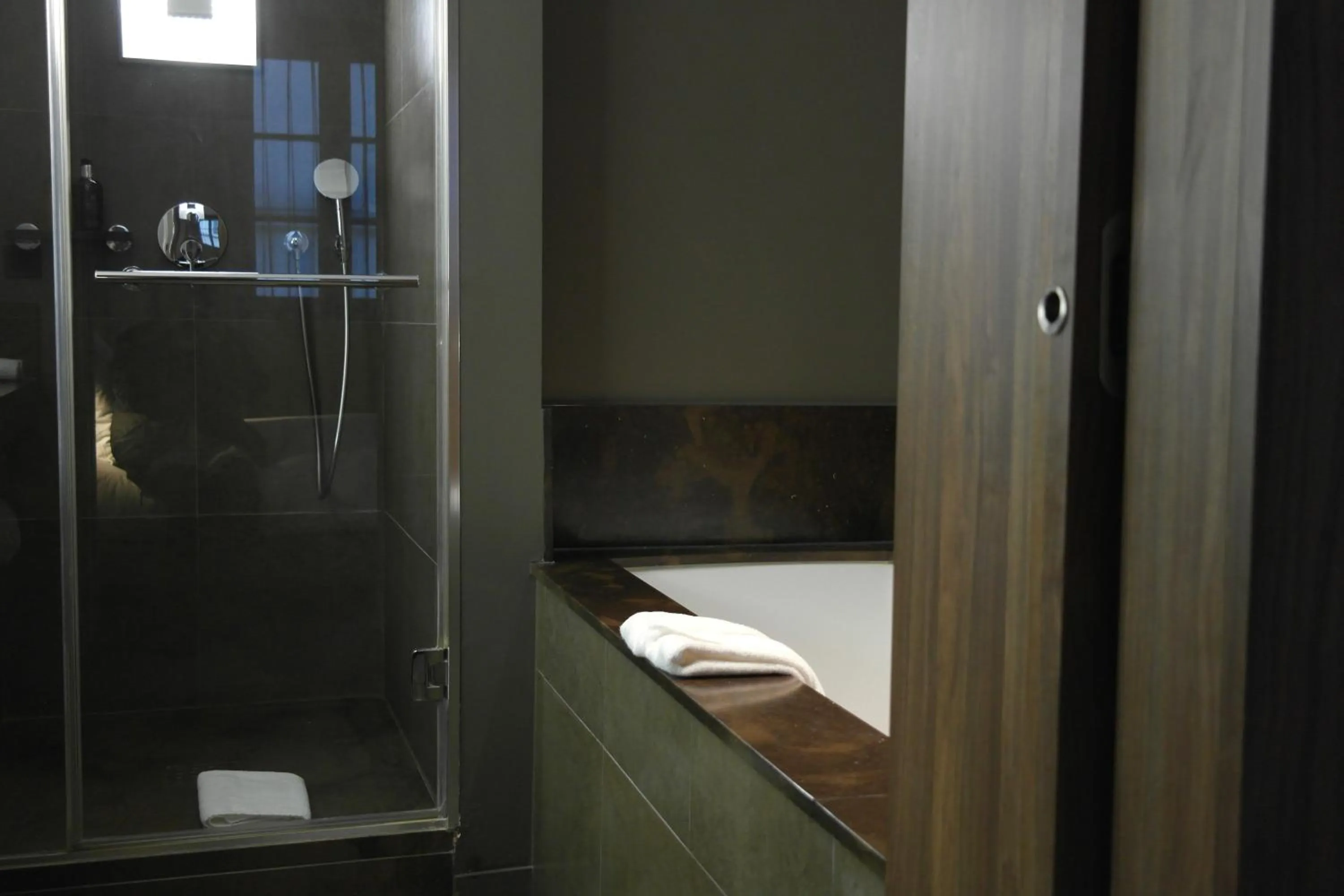 Shower in Hôtel Jules & Jim