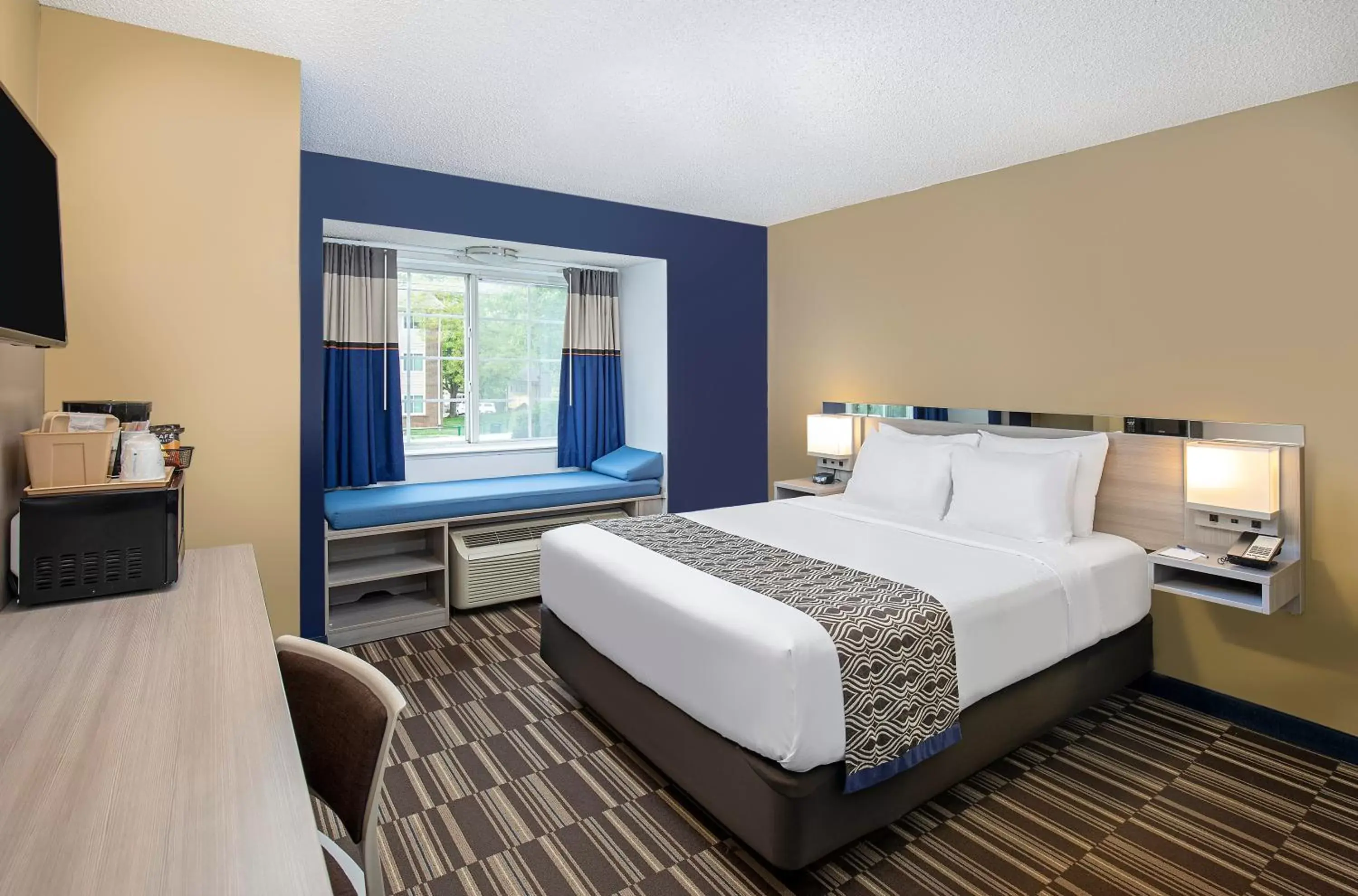 Bed in Microtel Inn & Suites by Wyndham Dry Ridge