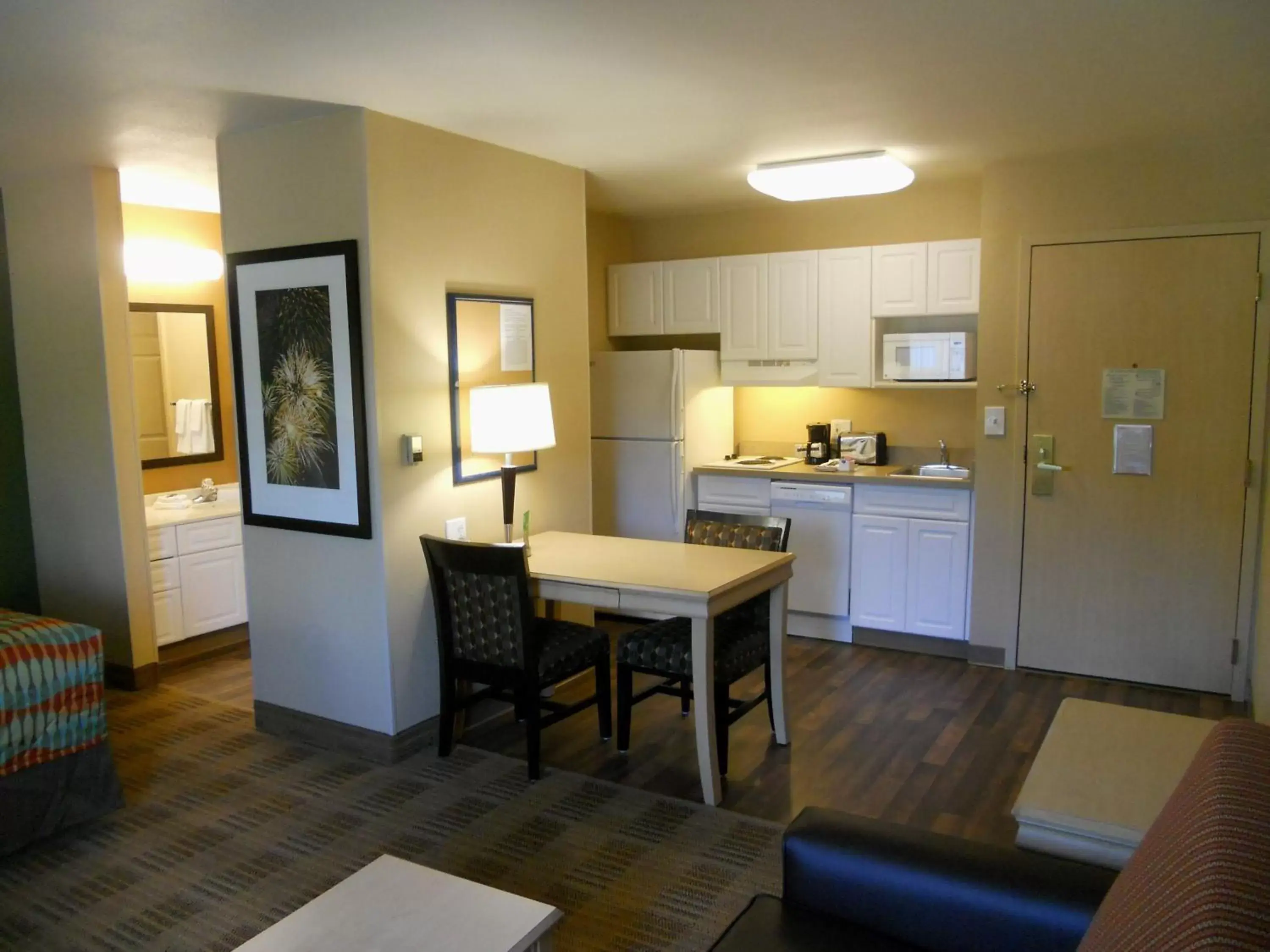 Kitchen or kitchenette, Kitchen/Kitchenette in Extended Stay America Suites - Orlando - Convention Center - Universal Blvd