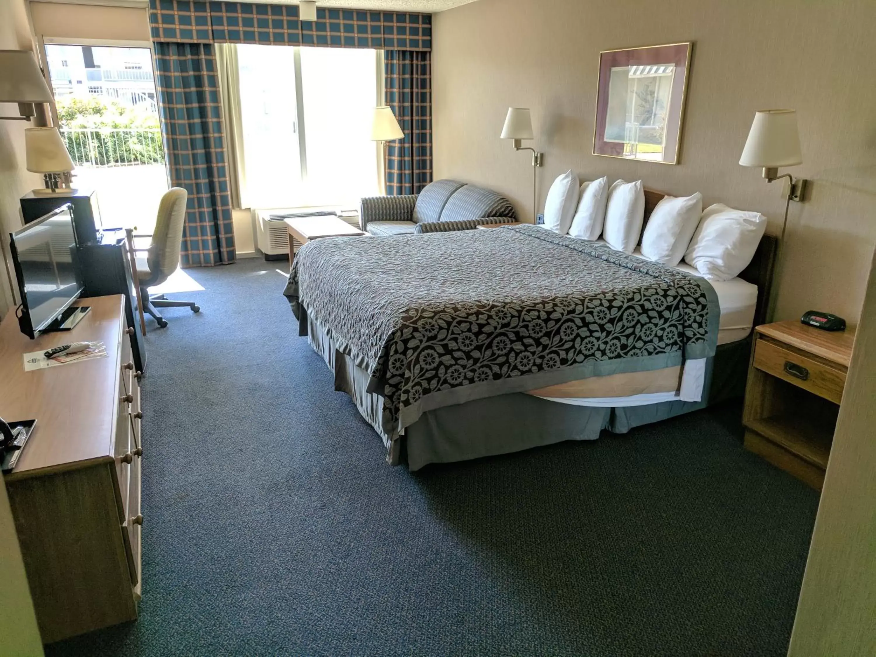 Bedroom, Bed in Days Inn by Wyndham Seguin TX