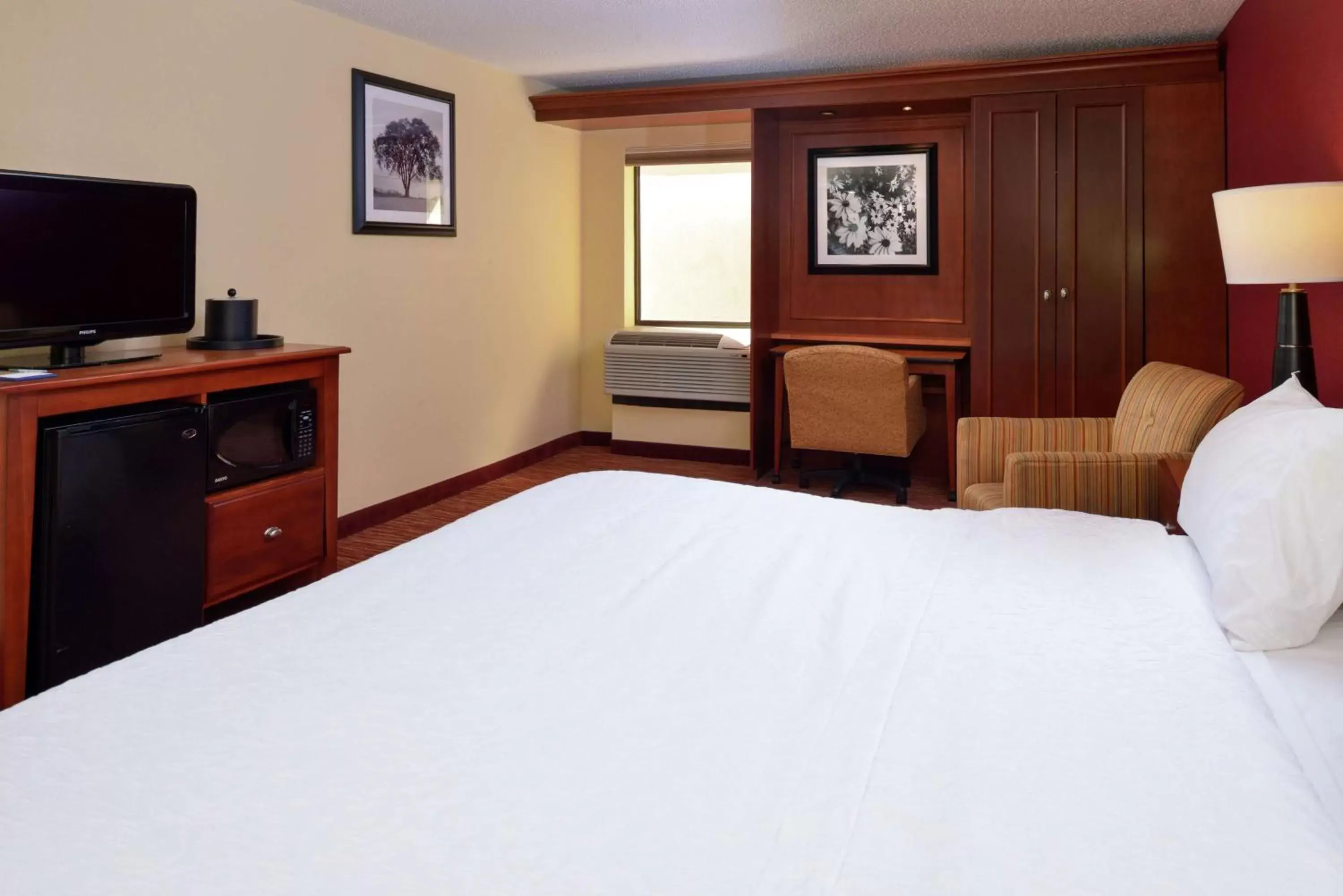 Bedroom, Bed in Hampton Inn Columbus-East