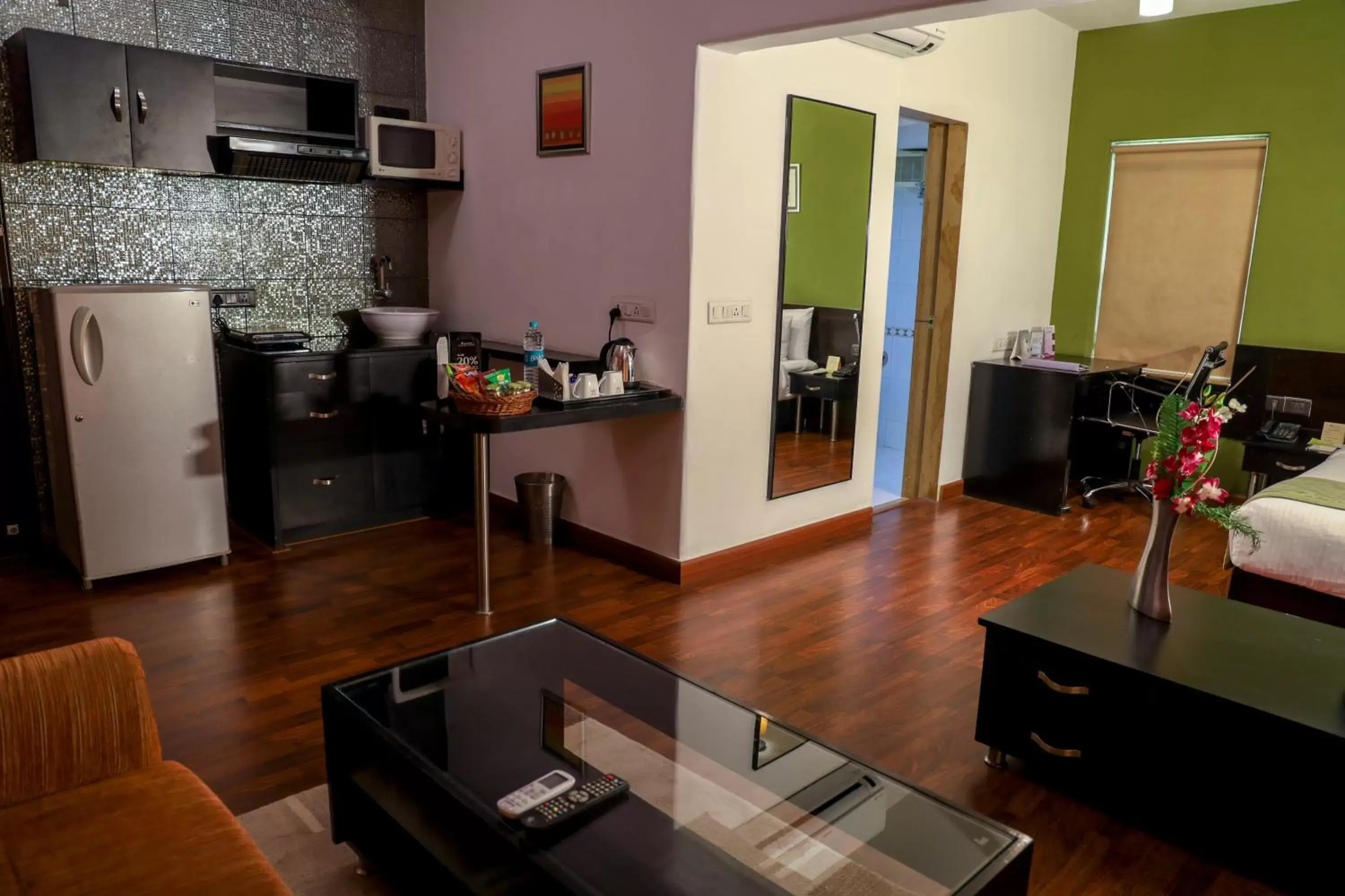 Coffee/tea facilities, Kitchen/Kitchenette in Royal Orchid Golden Suites Pune