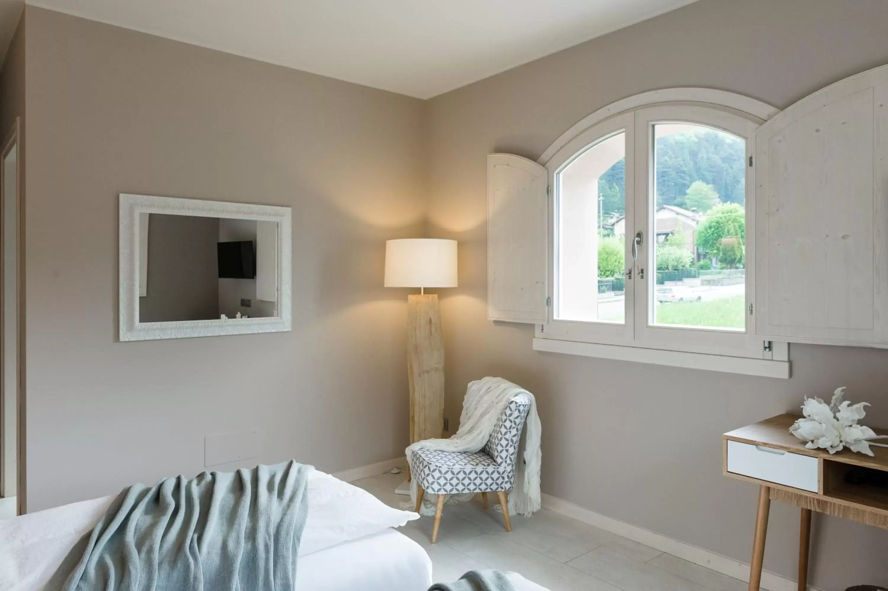 Bed, Seating Area in Bianco Hotel