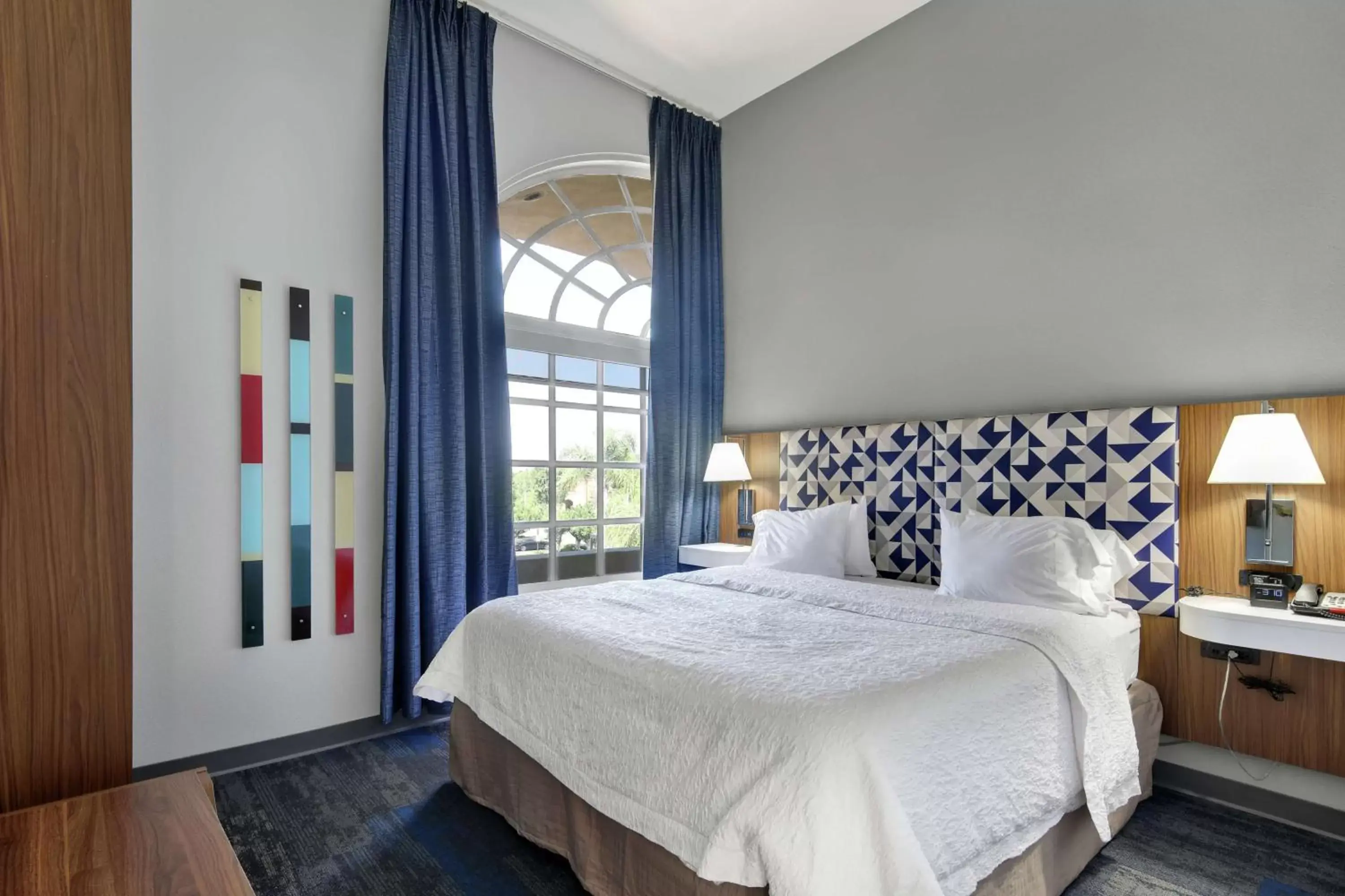 Bed in Hampton Inn & Suites Santa Ana/Orange County Airport
