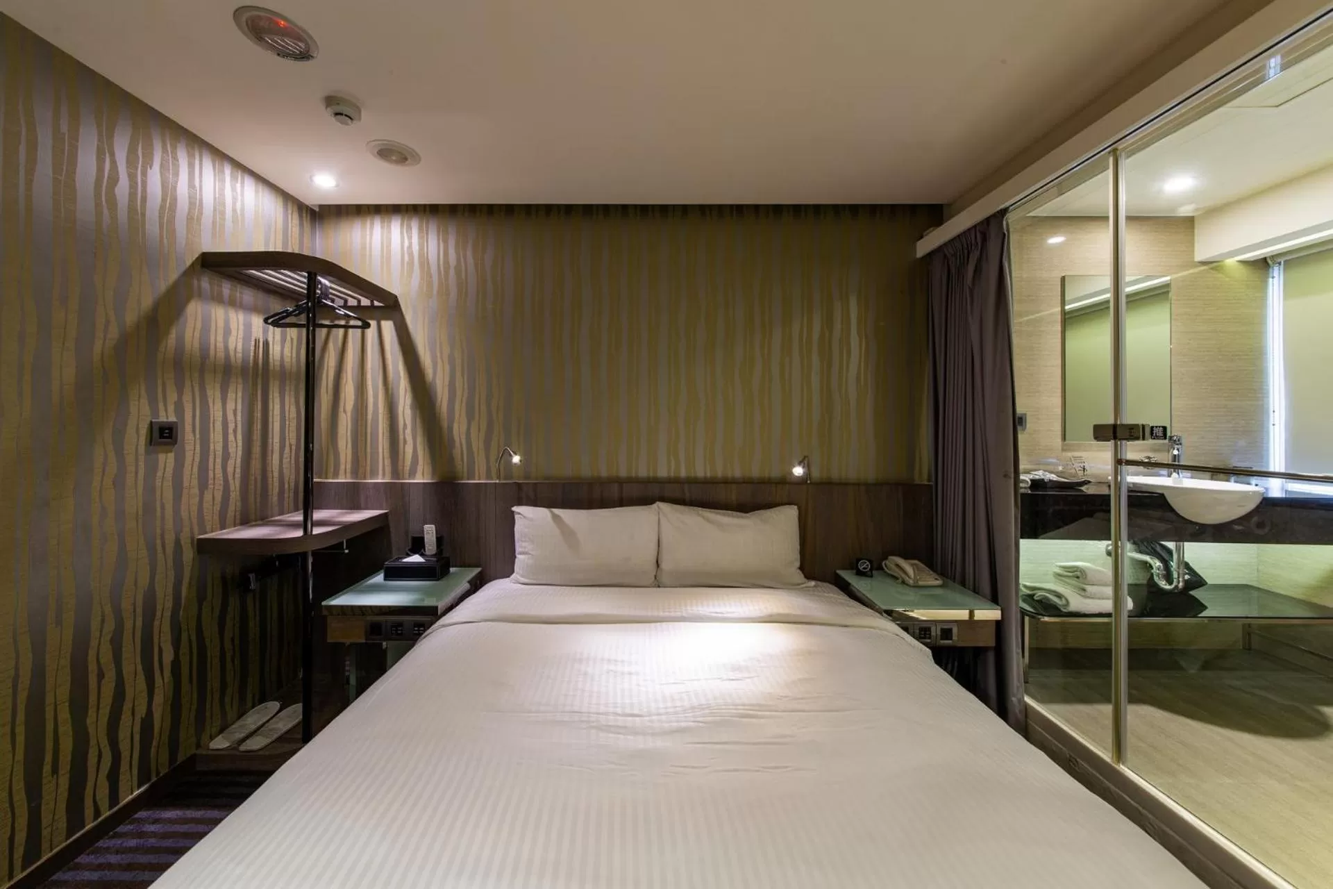 Bedroom, Bed in Beauty Hotels - Hotel Bnight-Self Check-In Hotel