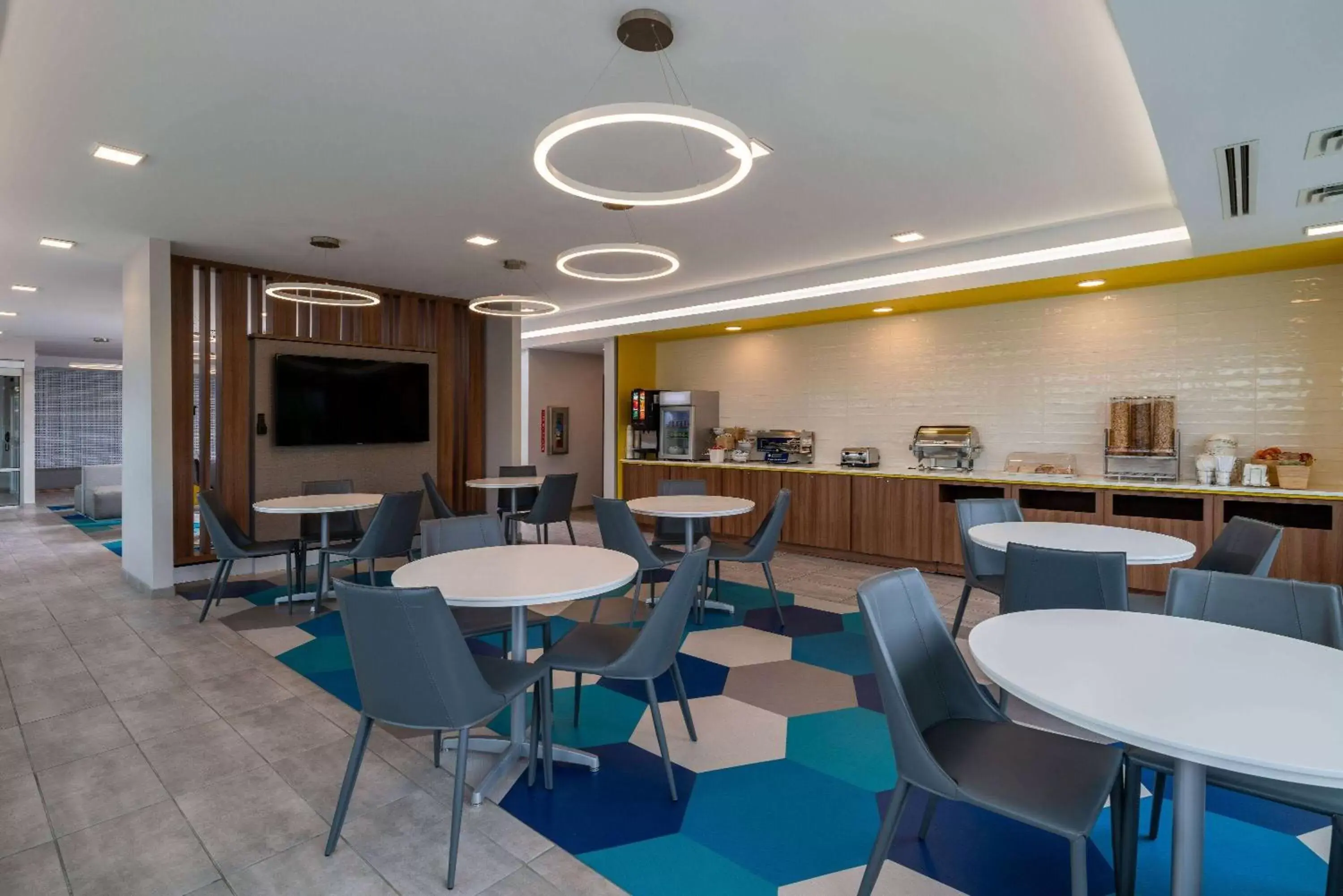 Lobby or reception, Restaurant/Places to Eat in Microtel Inn & Suites by Wyndham Winchester