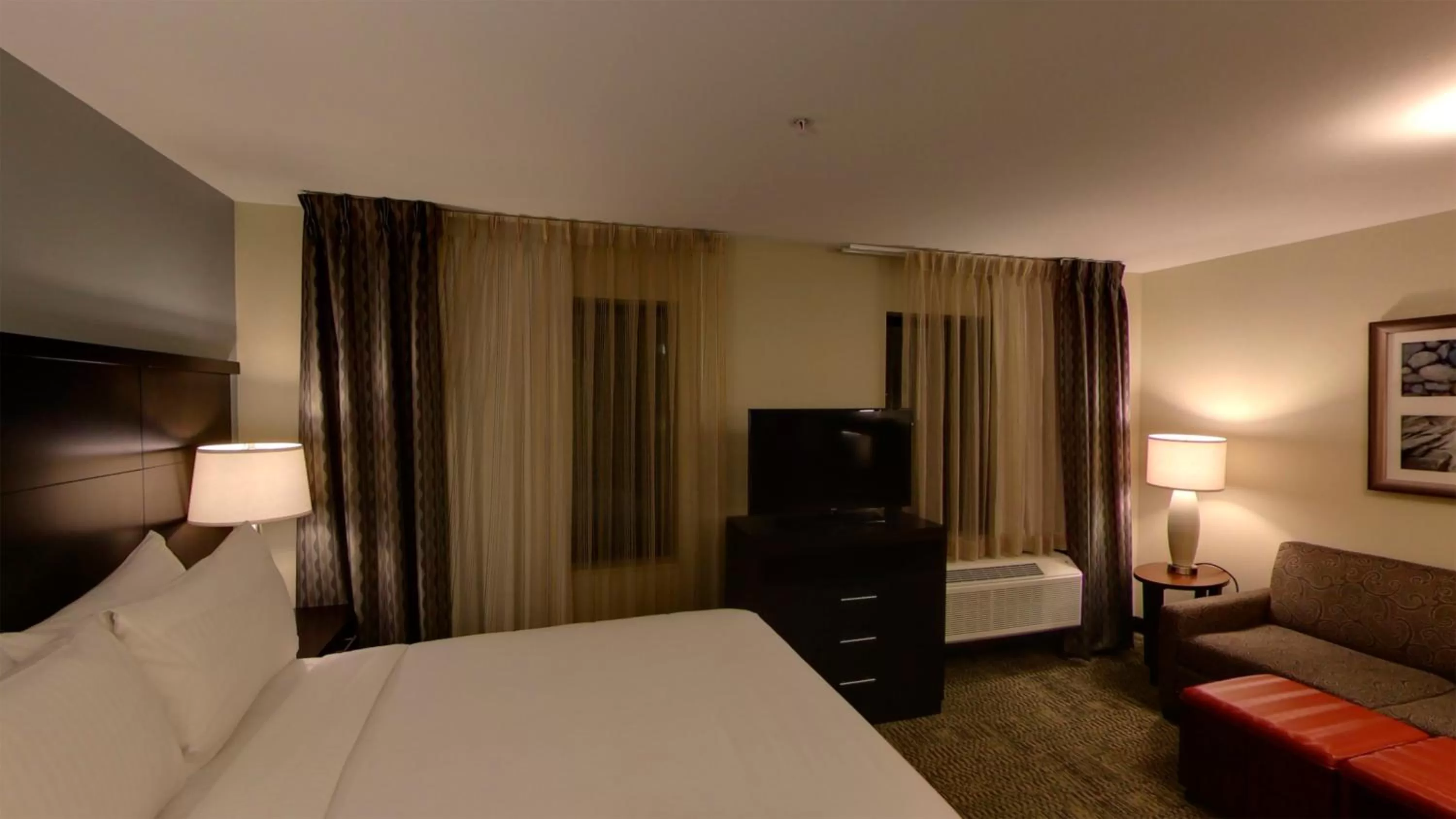 Photo of the whole room, Bed in Staybridge Suites Ann Arbor - Research Parkway by IHG