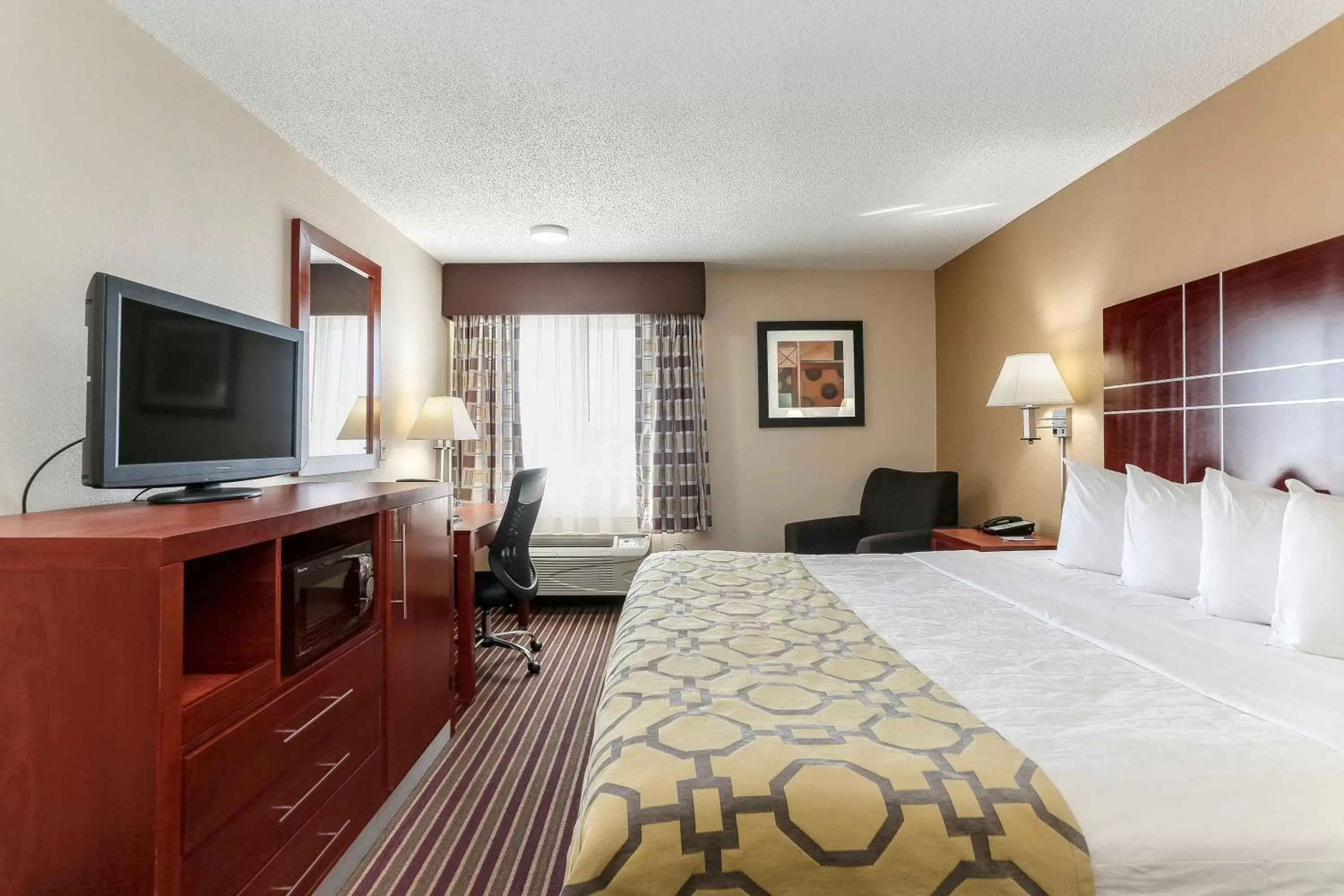 Photo of the whole room, TV/Entertainment Center in Baymont by Wyndham Bowling Green