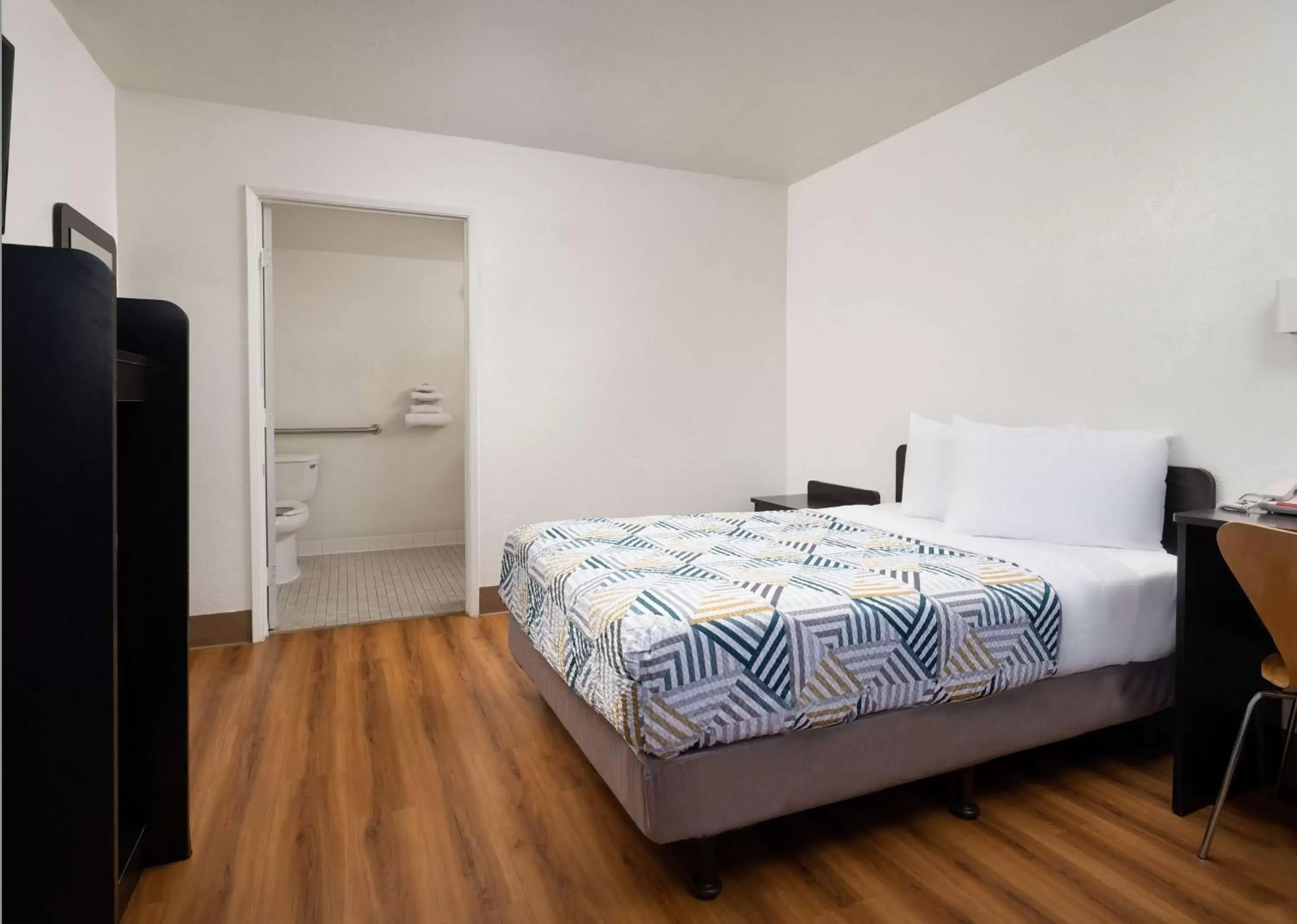 Bedroom, Bed in Motel 6-Goleta, CA - Santa Barbara