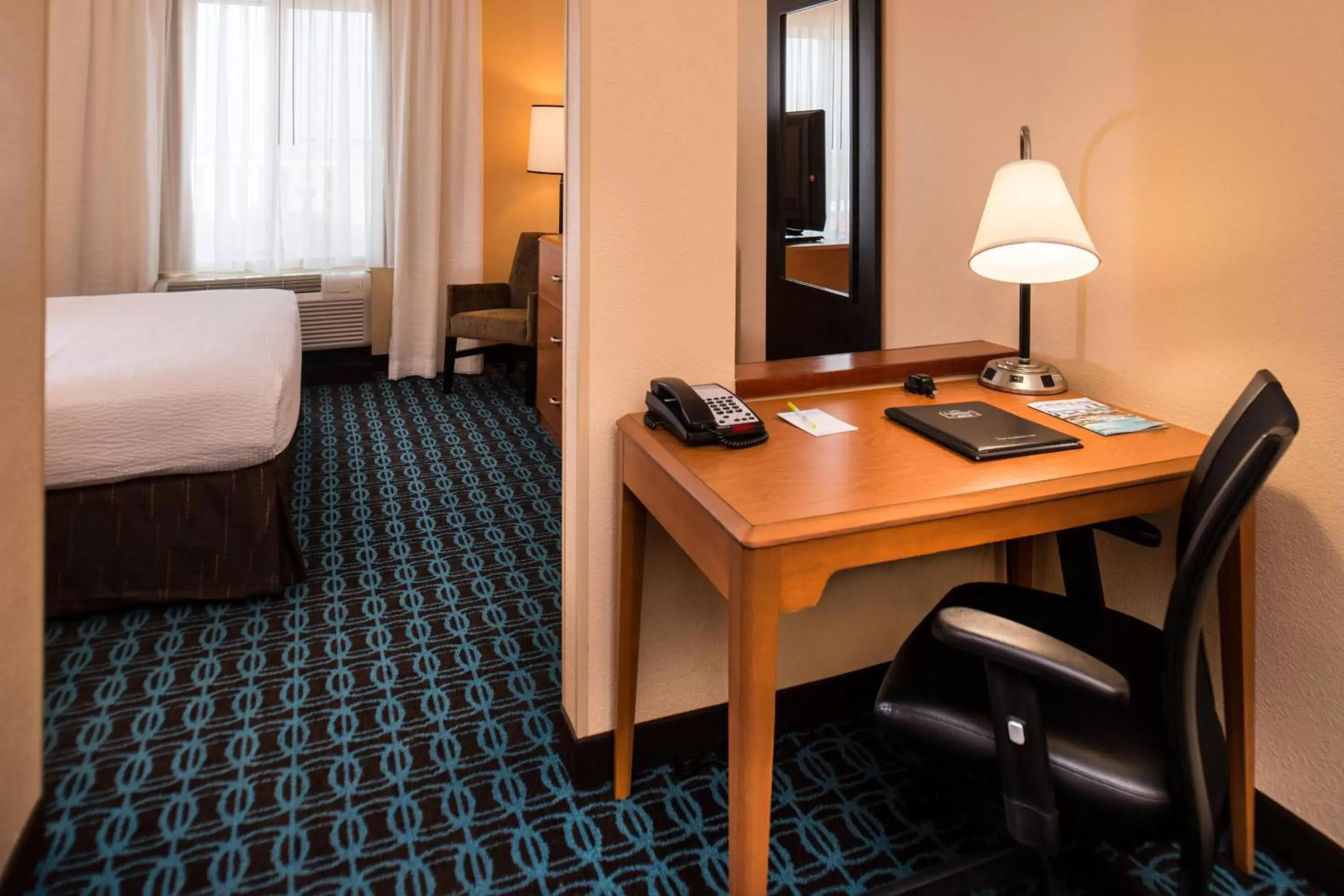 Bedroom, TV/Entertainment Center in Fairfield Inn and Suites by Marriott San Antonio Northeast / Schertz / RAFB