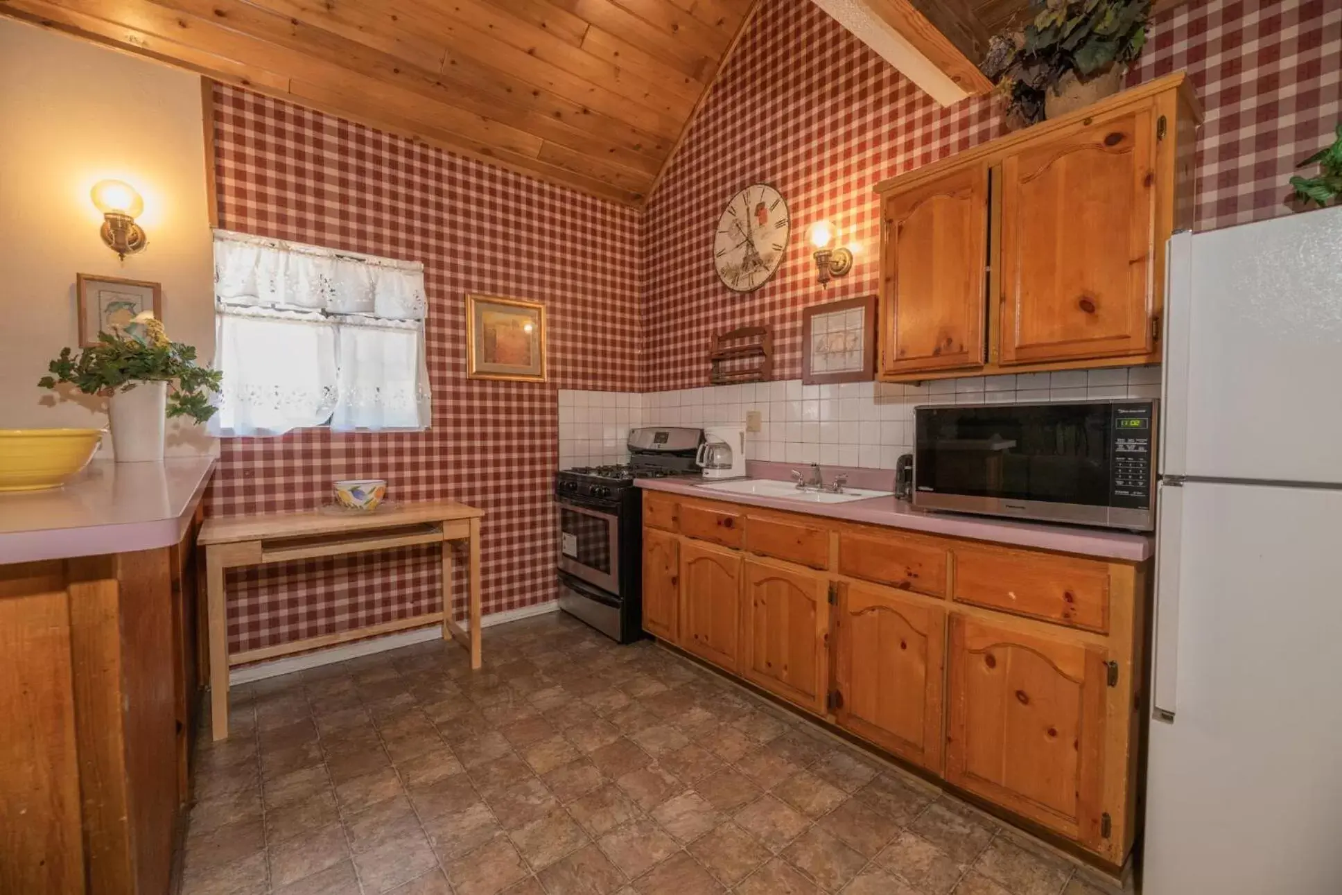 Kitchen/Kitchenette in Black Forest Lodge