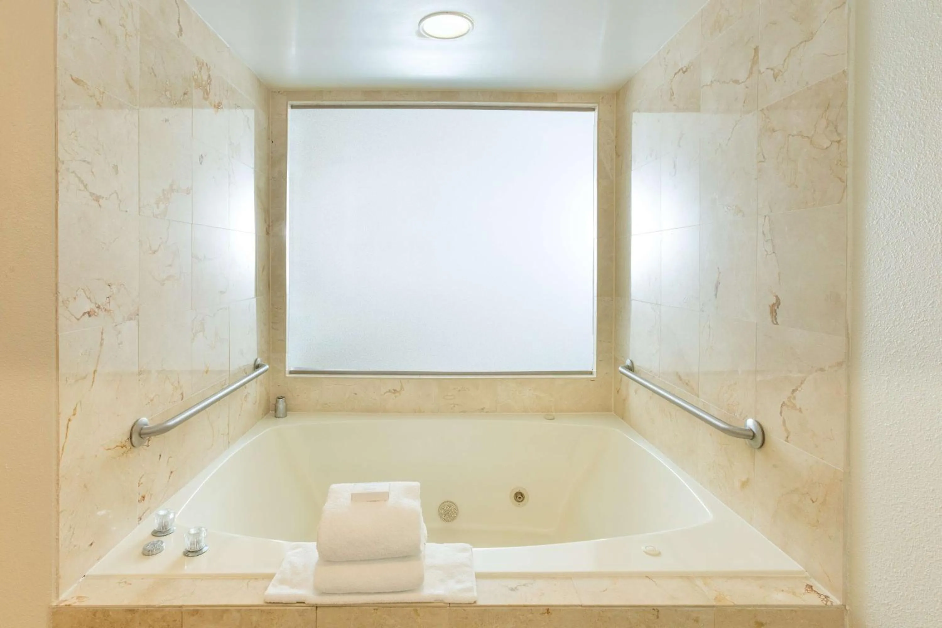 Bathroom in Hilton Garden Inn Daytona Beach Airport