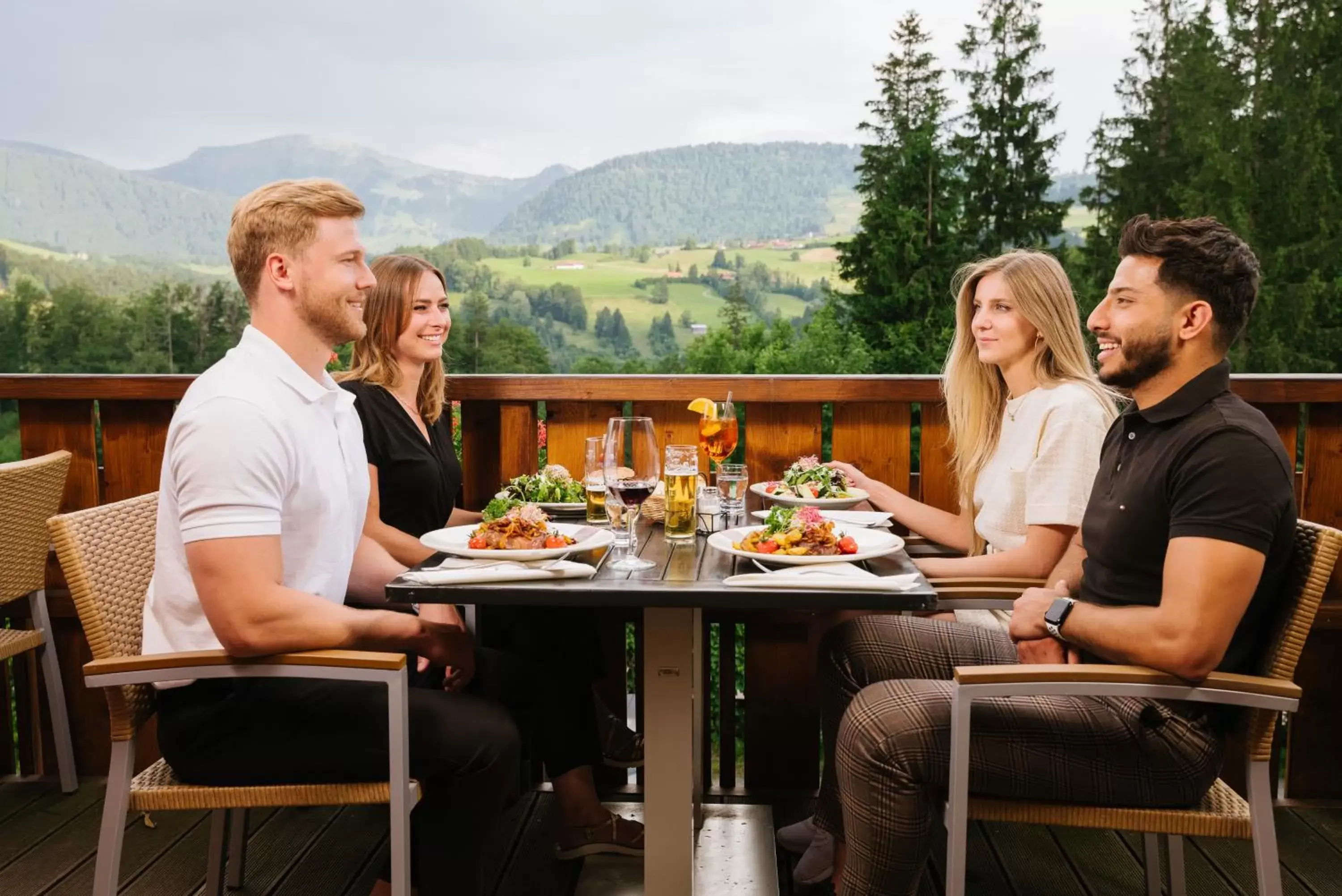 Restaurant/places to eat, Guests in MONDI Resort und Chalet Oberstaufen
