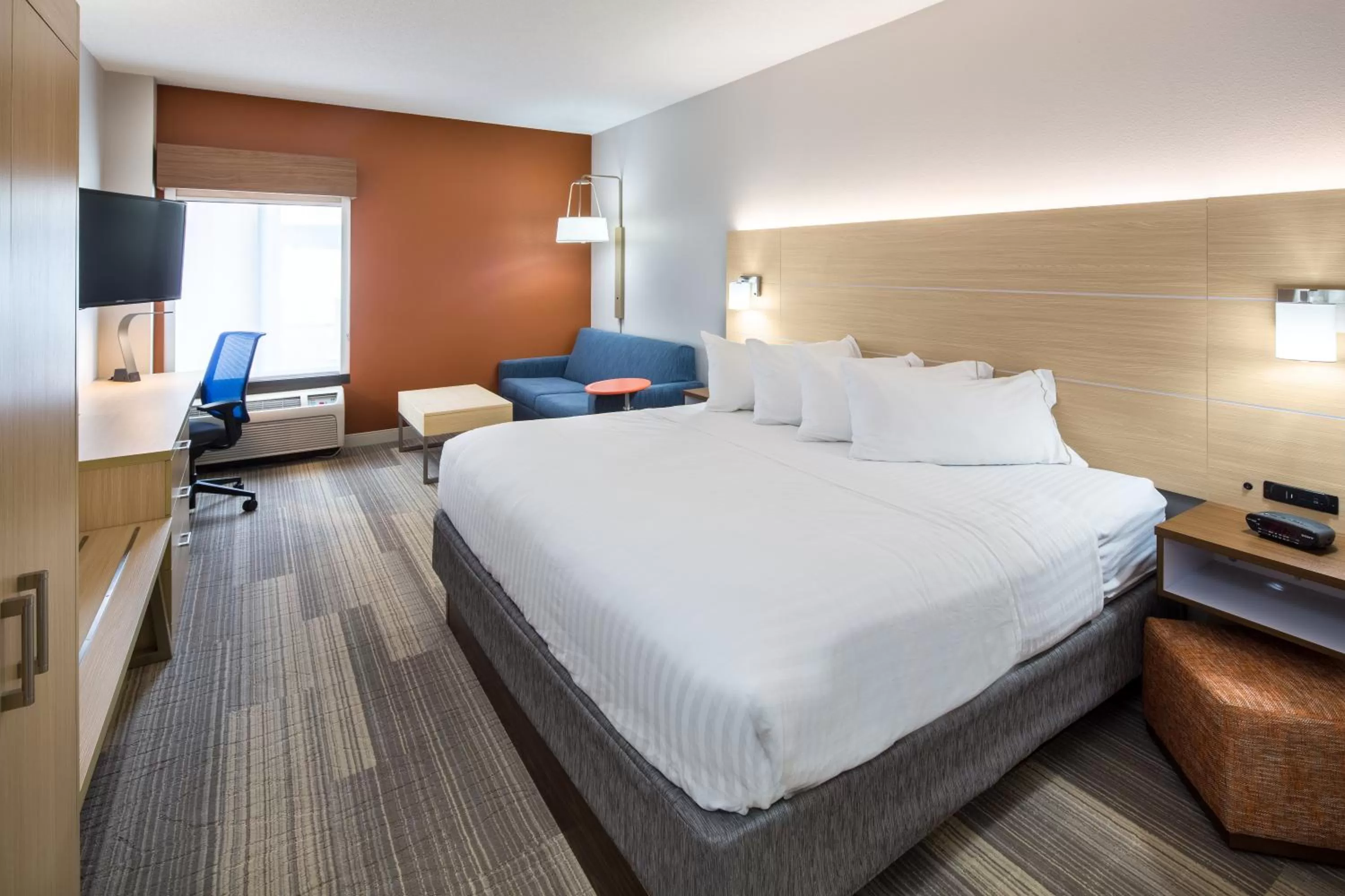 Bed in Holiday Inn Express Cedar Rapids - Collins Road by IHG