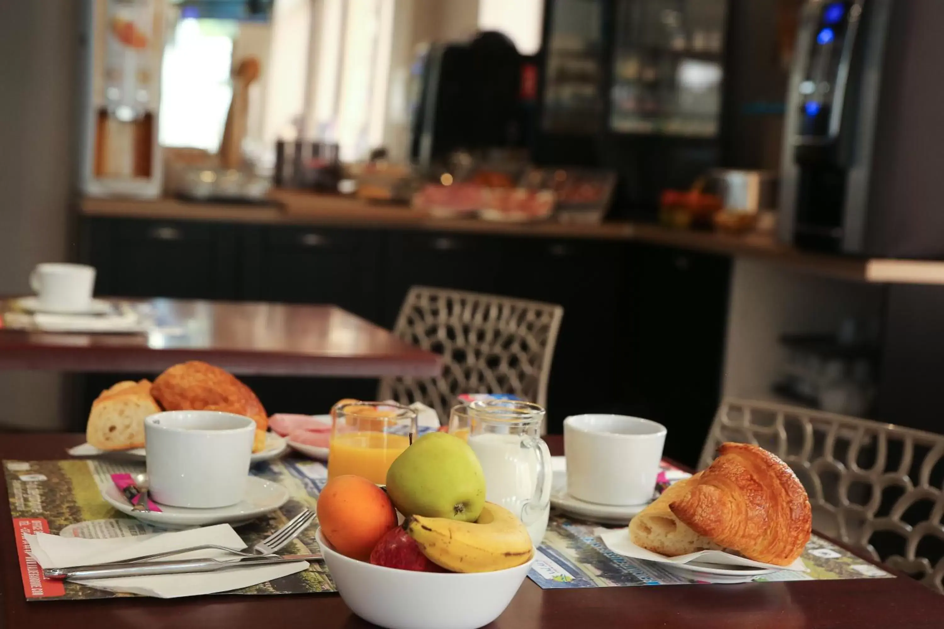 Dining area, Breakfast in Hôtel La Couronne