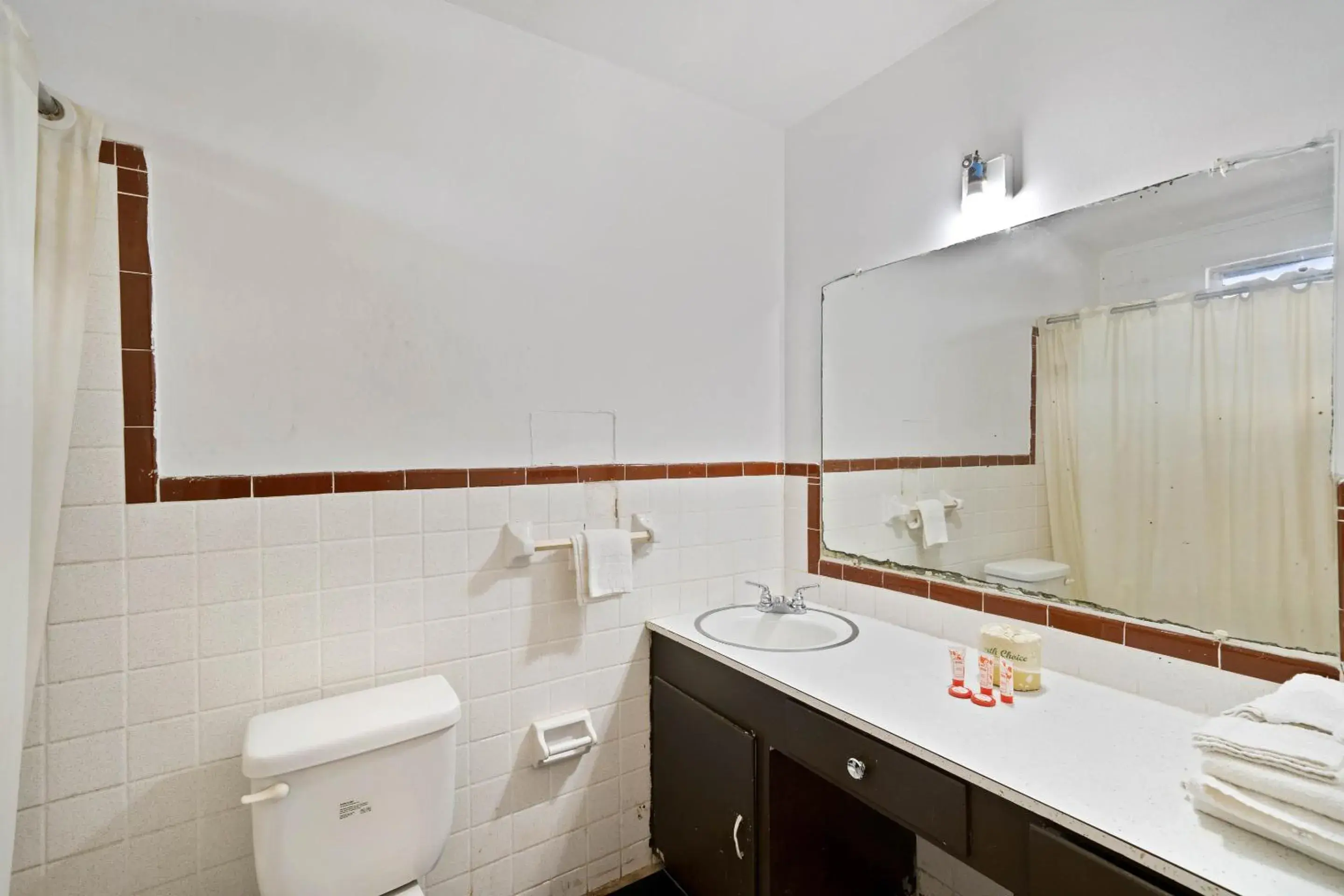 Bathroom in OYO Hotel Beeville - US 181