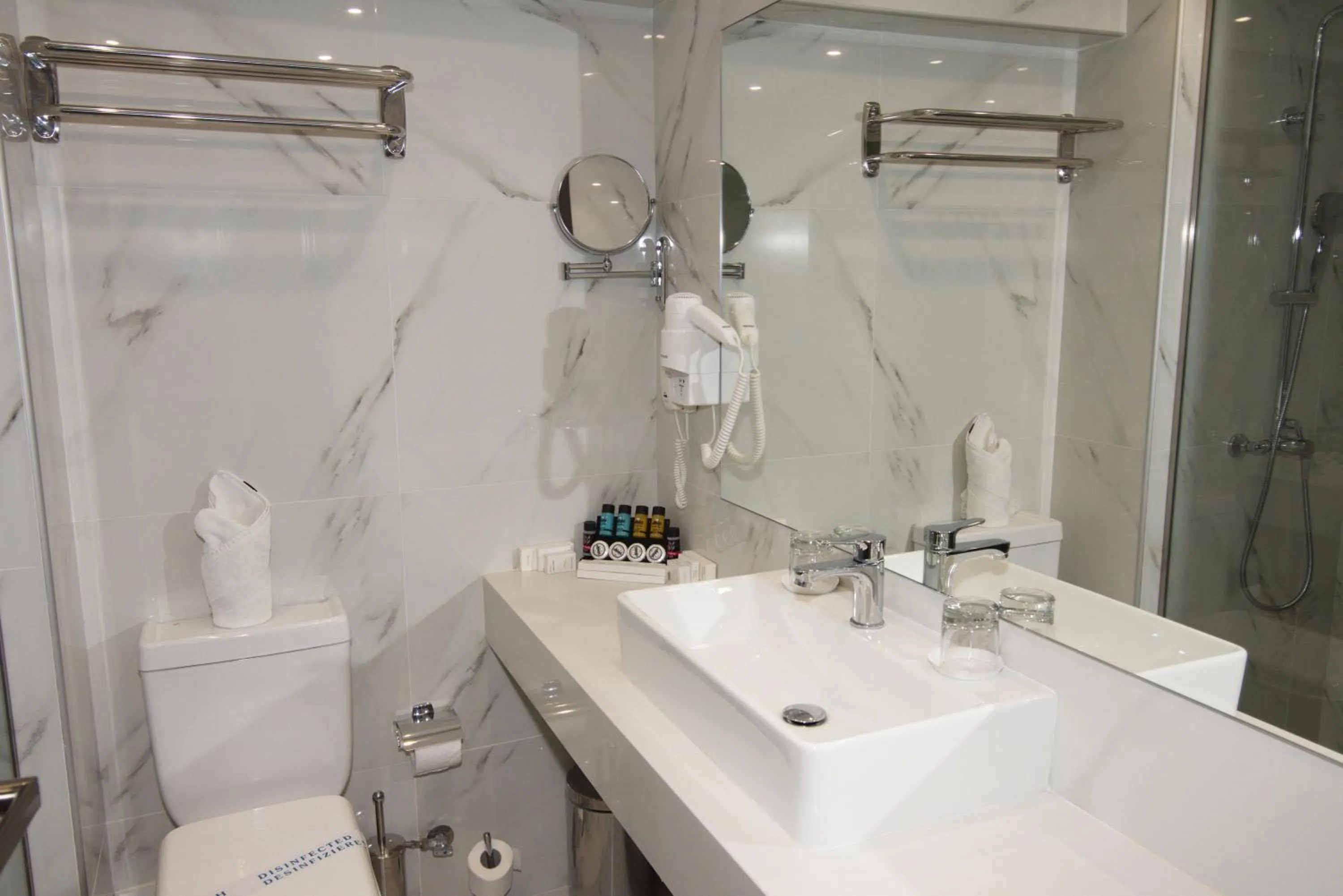 Bathroom in International Atene hotel