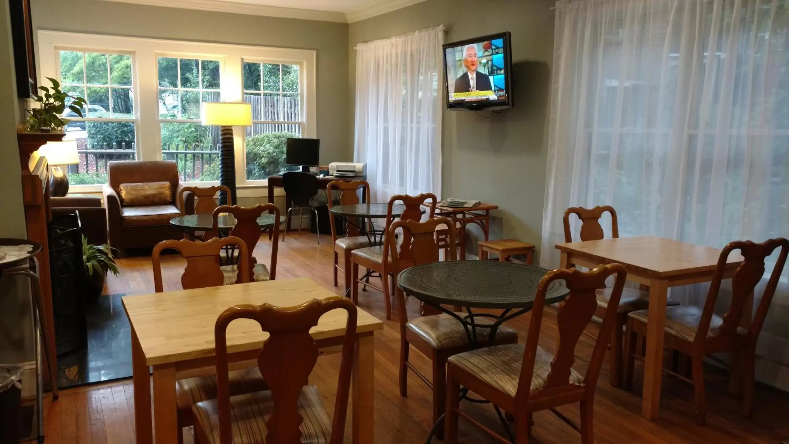 Restaurant/Places to Eat in The University Inn at Emory