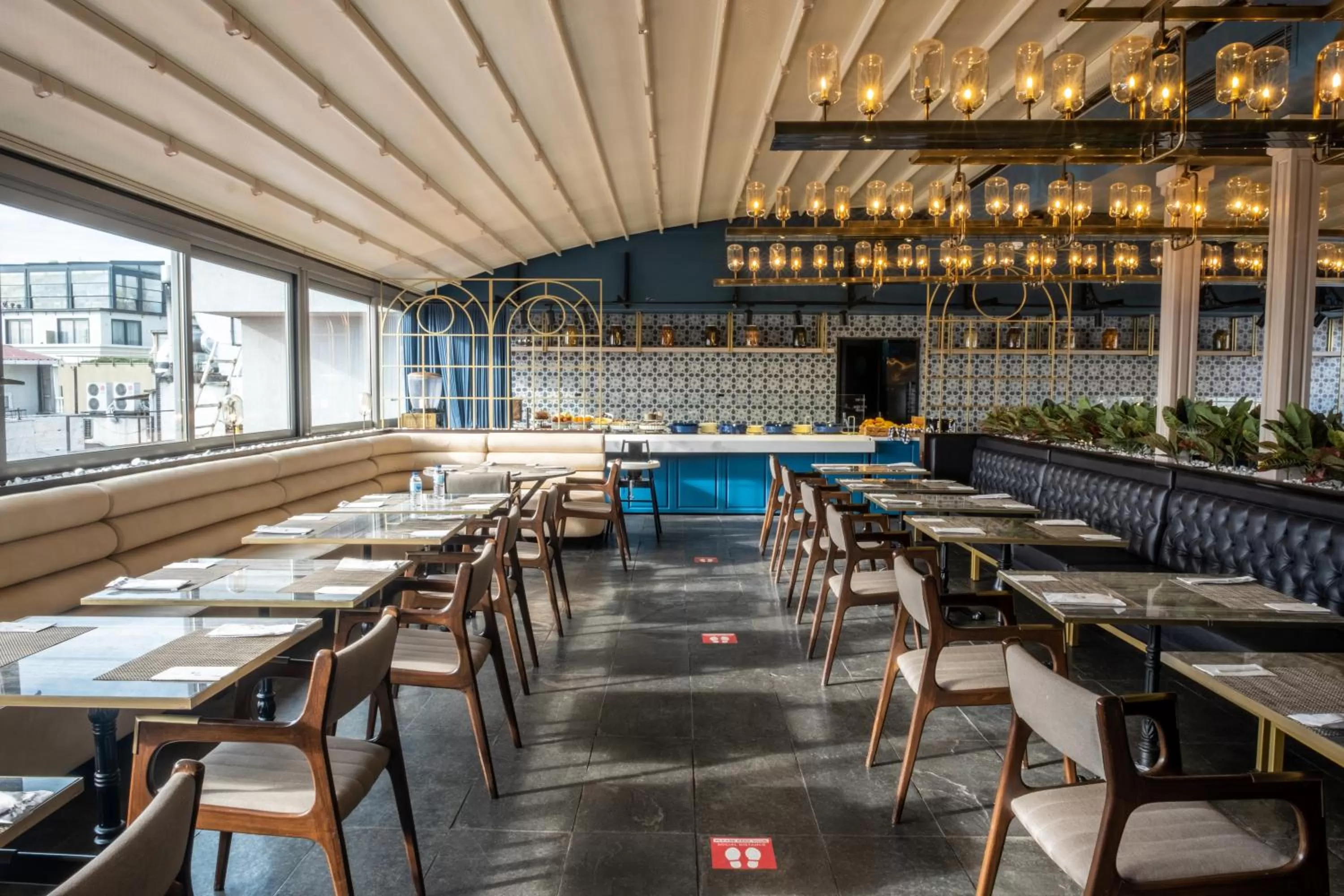 Restaurant/places to eat in Sura Design Hotel & Suites