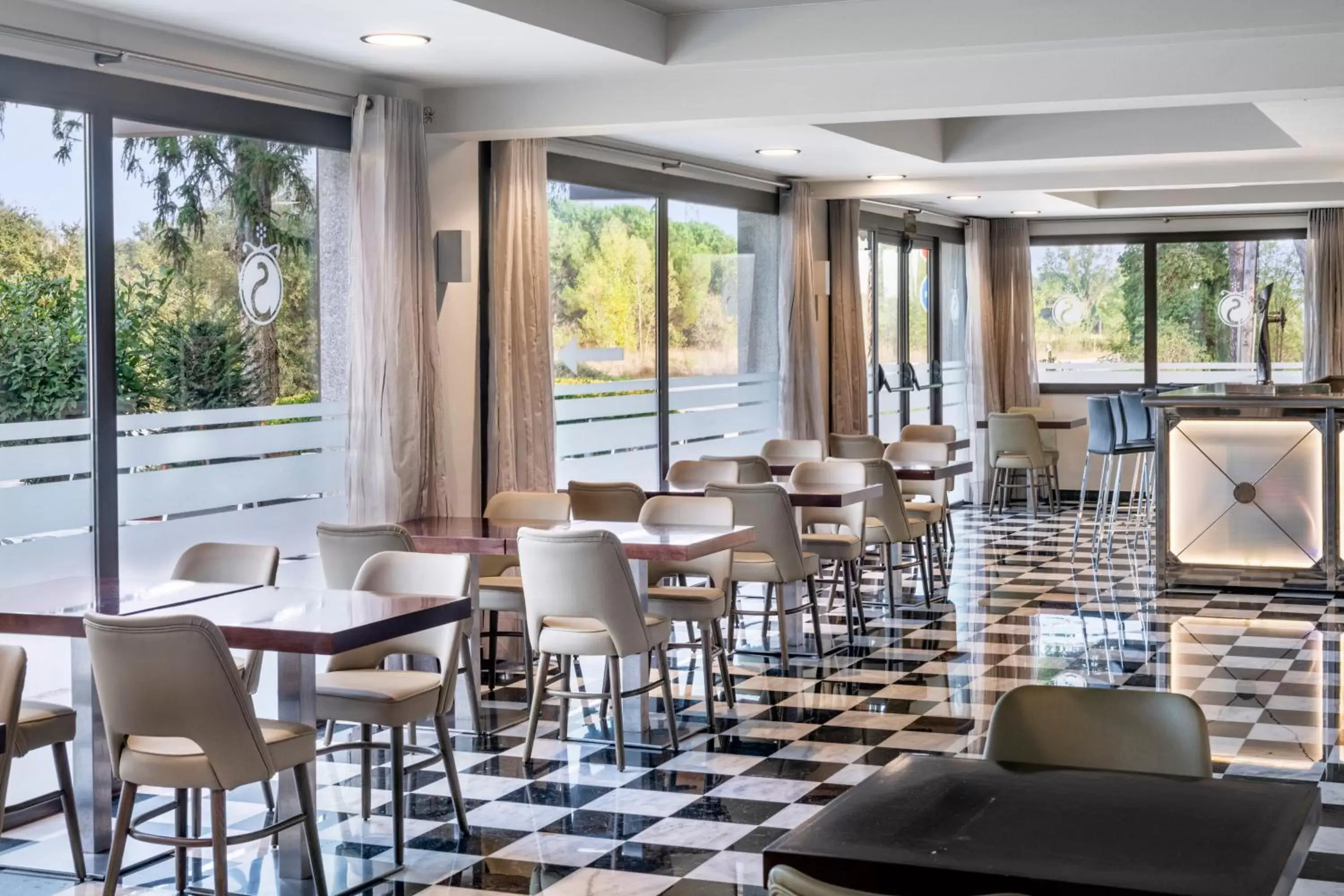 Lounge or bar, Restaurant/Places to Eat in Salles Hotel Aeroport de Girona