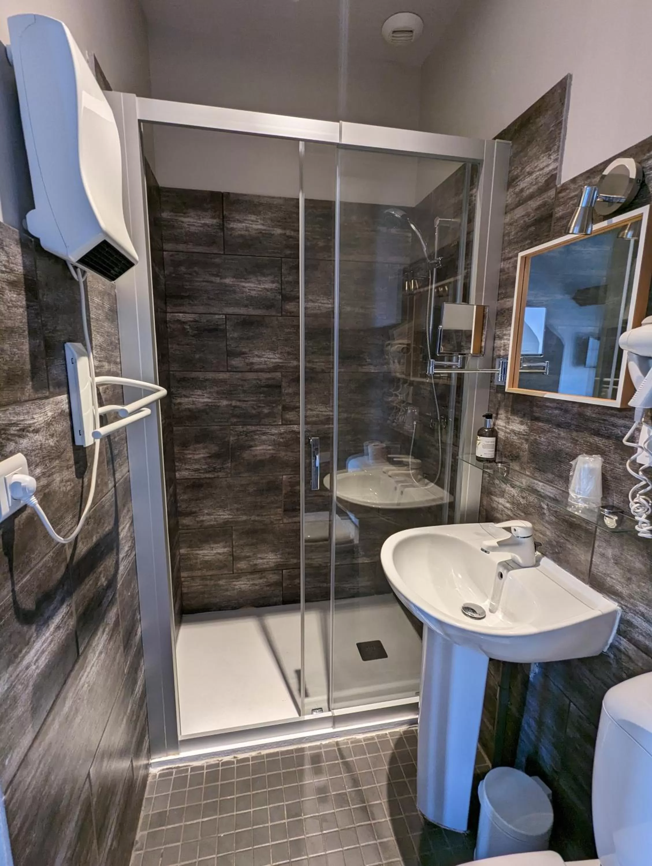 Shower in Logis Hotel La Tourelle du Beffroi