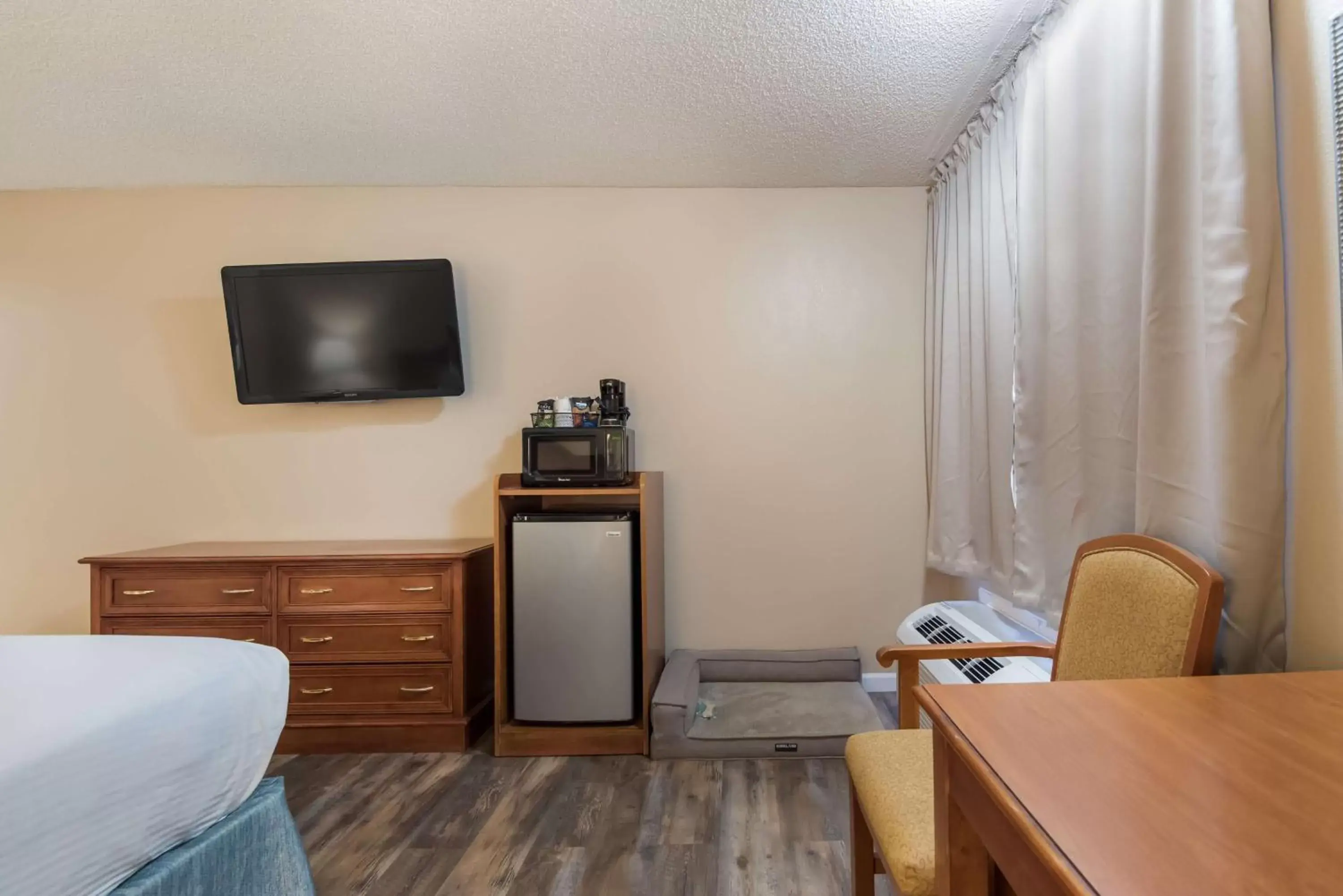 Bedroom, TV/Entertainment Center in SureStay Plus Hotel by Best Western Reno Airport