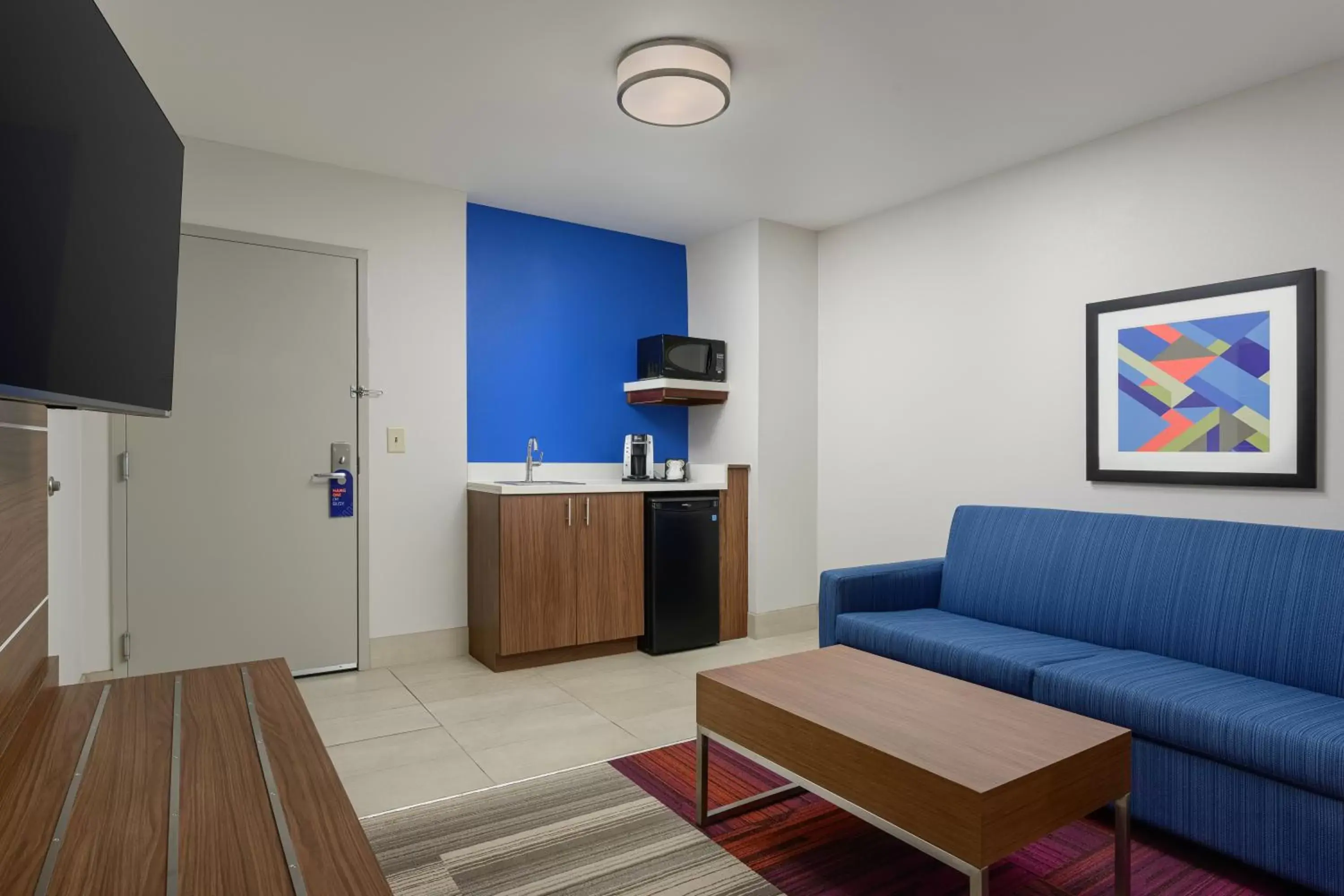 Photo of the whole room, Kitchen/Kitchenette in Holiday Inn Express - Tullahoma, an IHG Hotel