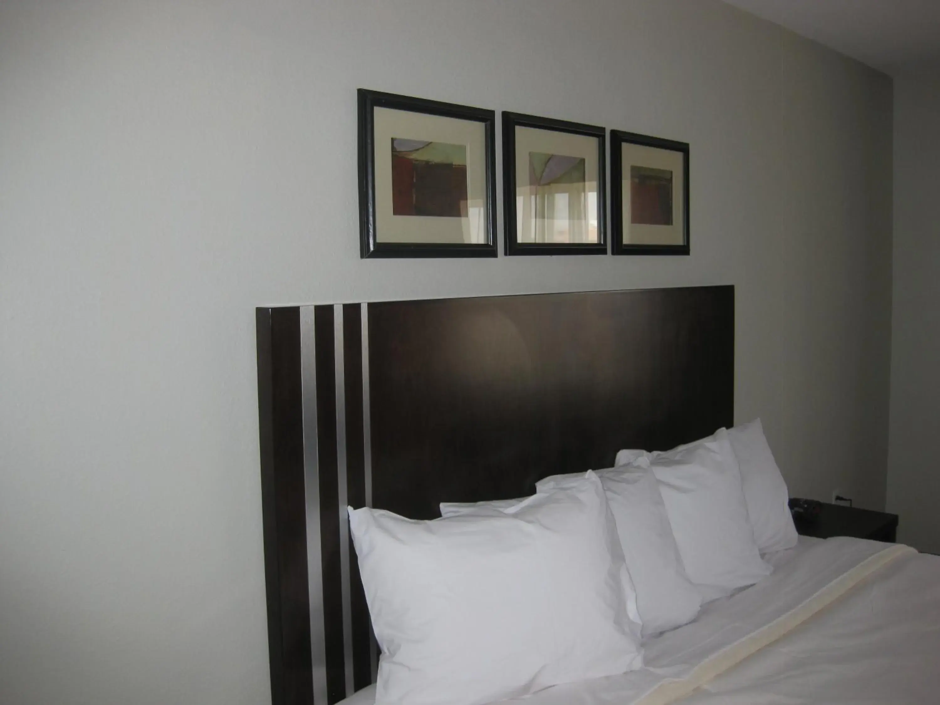 Bed in Country Inn & Suites by Radisson, Dearborn, MI